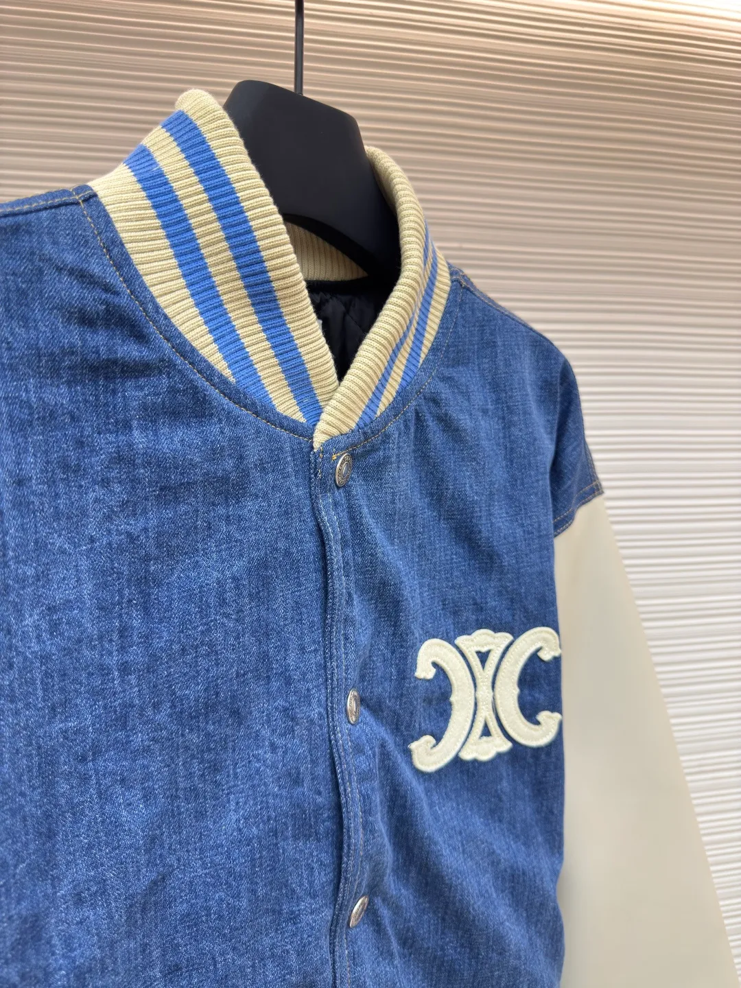 Celine washed denim baseball jacket ●Authentic product: purchased and developed by 11449 ●Item number: 1680070-B90 ●Fabric: washed denim fabric ●Technology: made on positioning cutting machine ●Version: fitted version ●Weight: about 1350 grams ●Size: S-M-L-XL ●Description: Washed denim loose baseball exclusive high version! The loose-fitting baseball uniform with a neutral style is very good-looking for taking photos and so on. It is just right wide and can be worn with basics underneath. It is simple and casual. It is very practical for daily wear. It is really good-looking and versatile! The overall wiring is straight and delicate, the fabric is comfortable and soft, and the color is consistent without color difference. It can be matched with the same style to create a fashionable look and control various occasions. Customized accessories, complete with three standards, same style for men and women!