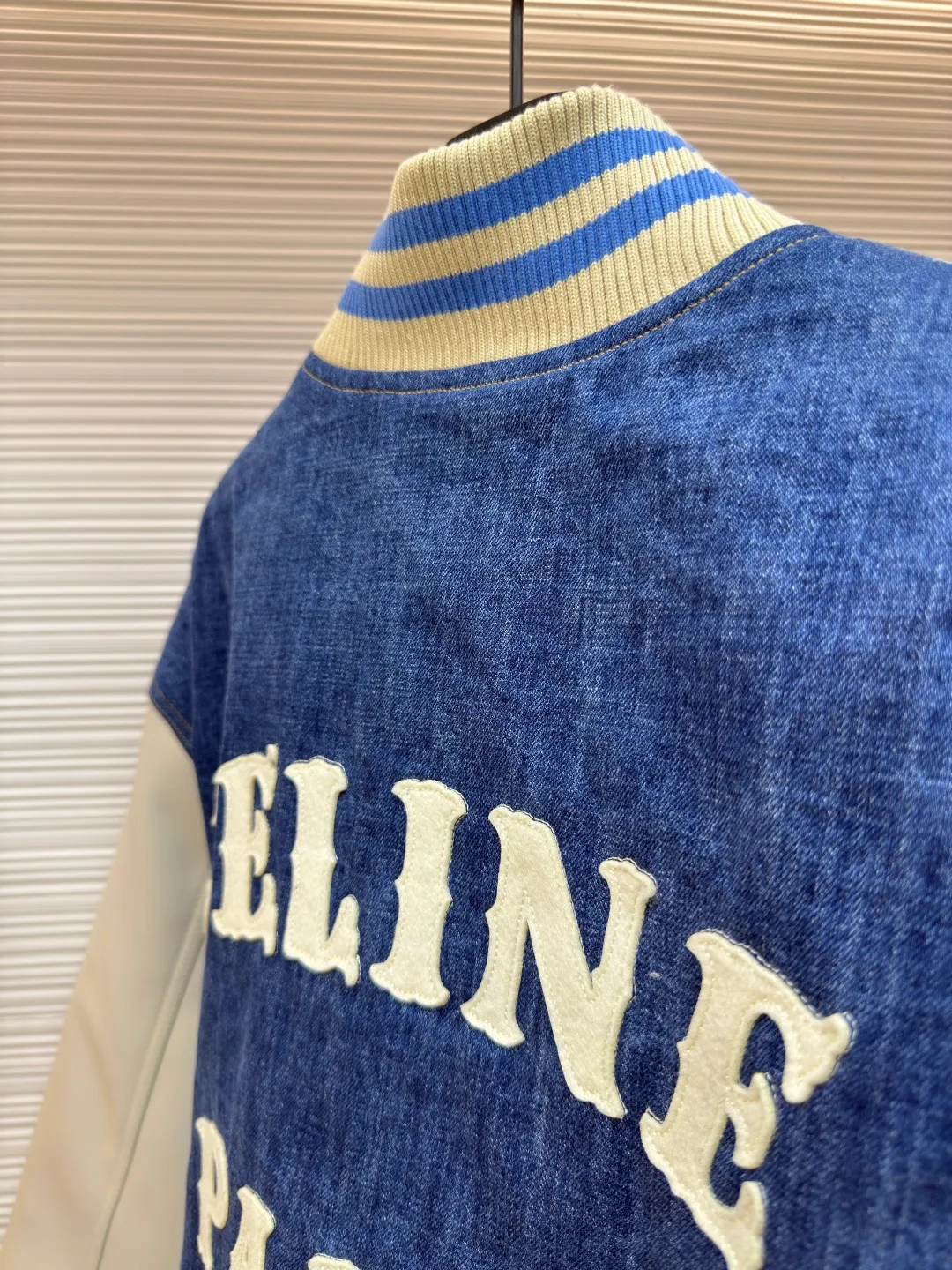 Celine washed denim baseball jacket ●Authentic product: purchased and developed by 11449 ●Item number: 1680070-B90 ●Fabric: washed denim fabric ●Technology: made on positioning cutting machine ●Version: fitted version ●Weight: about 1350 grams ●Size: S-M-L-XL ●Description: Washed denim loose baseball exclusive high version! The loose-fitting baseball uniform with a neutral style is very good-looking for taking photos and so on. It is just right wide and can be worn with basics underneath. It is simple and casual. It is very practical for daily wear. It is really good-looking and versatile! The overall wiring is straight and delicate, the fabric is comfortable and soft, and the color is consistent without color difference. It can be matched with the same style to create a fashionable look and control various occasions. Customized accessories, complete with three standards, same style for men and women!