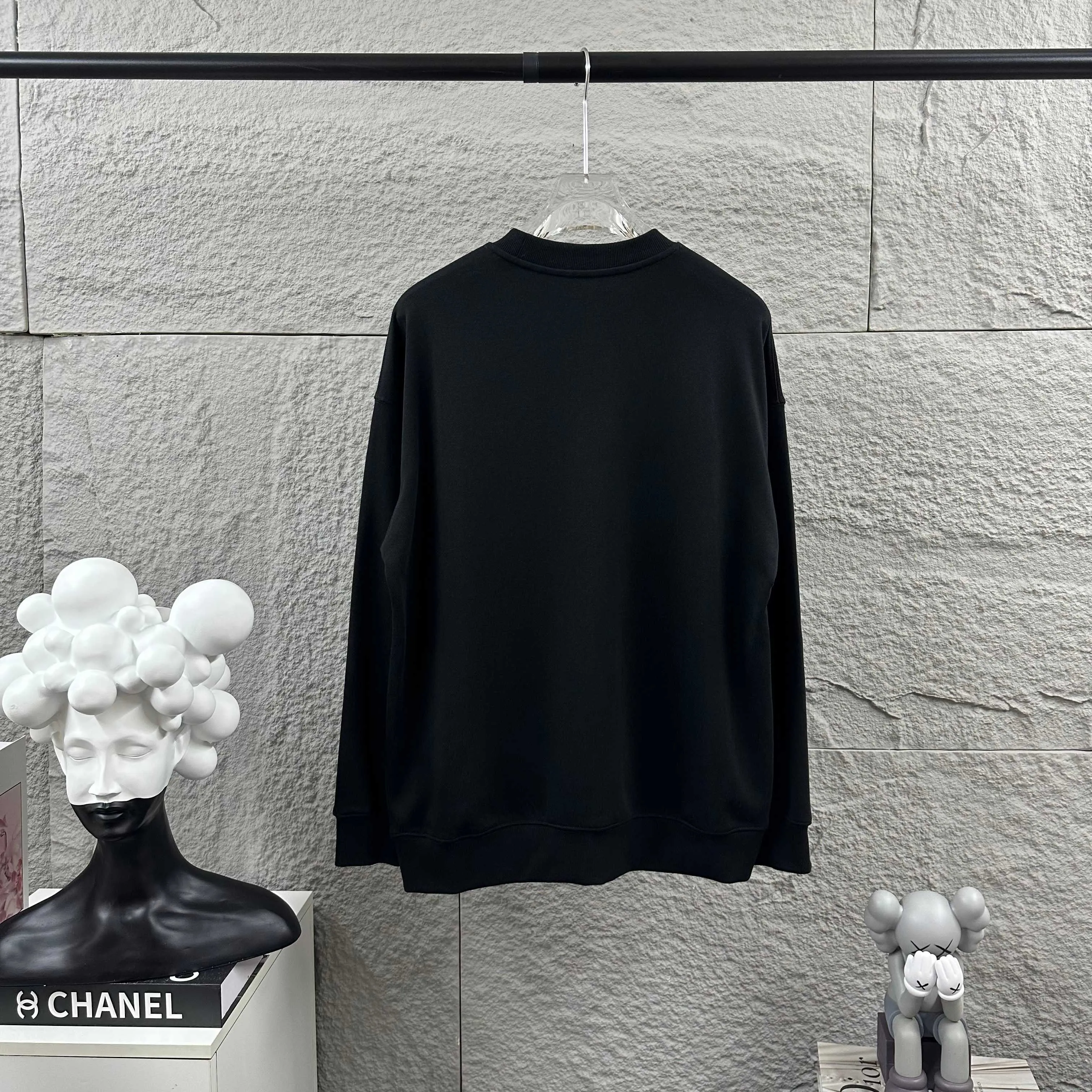 🅿️250 Celi*ne Celin Celin 2025 early autumn and winter new style Three-dimensional flocking process personalized logo Customized terry fabric Long-sleeved round neck sweatshirt Uniform style for men and women Size: S (90-130 catties) M (120-150 catties) L (140-165 catties) XL (160-180 catties) XXL (180-210 pounds) Color: black white