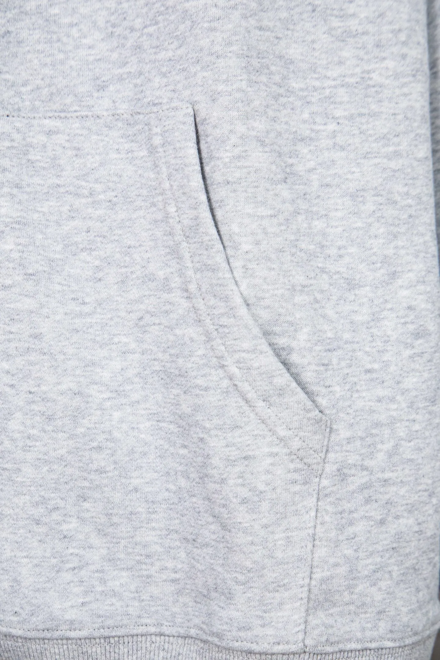 🅿️260 model number: M260 CELINE/Celine basic letter zipper hooded sweatshirt. Different from the Balenciaga style, CE brand fabrics do not pursue weight and thickness. This is a jacket for the spring and summer of 23, so the weight of the fabric will be relatively low, and the upper body will not feel very hot. It is more suitable for the current season. The classic CE printed logo on the chest, the overall fashion is loose, clean and fashionable, and the zipper hanging bell has the same letter LOGO laser as always. Size: S-xl