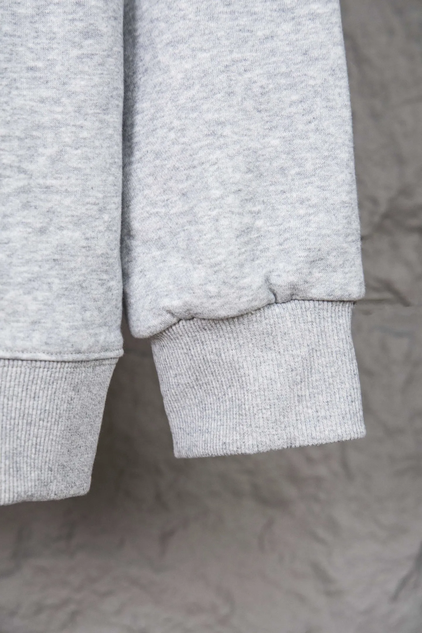 🅿️260 model number: M260 CELINE/Celine basic letter zipper hooded sweatshirt. Different from the Balenciaga style, CE brand fabrics do not pursue weight and thickness. This is a jacket for the spring and summer of 23, so the weight of the fabric will be relatively low, and the upper body will not feel very hot. It is more suitable for the current season. The classic CE printed logo on the chest, the overall fashion is loose, clean and fashionable, and the zipper hanging bell has the same letter LOGO laser as always. Size: S-xl