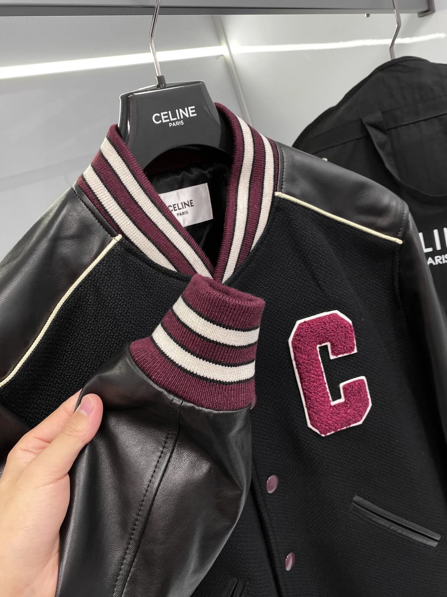 🅿️2360 available from stock! Celine quality changes life; a good jacket can make people easily show their confident style in both dressing and visual sense, universal fashion style, classic baseball uniform, custom-made three-dimensional Arc de Triomphe embroidery on the chest, full of velvet feel, contrasting ribbed baseball collar splicing design, fashionable, age-reducing and youthful ~ a style that both men and women can control! High weight; 100% cashmere Lining: 100% viscose fiber TRIOMPHE patch Loose fit coat collar 2 suit bags Two-tone ribbed trim Dropped shoulders 7 TRIOMPHE snaps Made in Italy Style number: 2021024