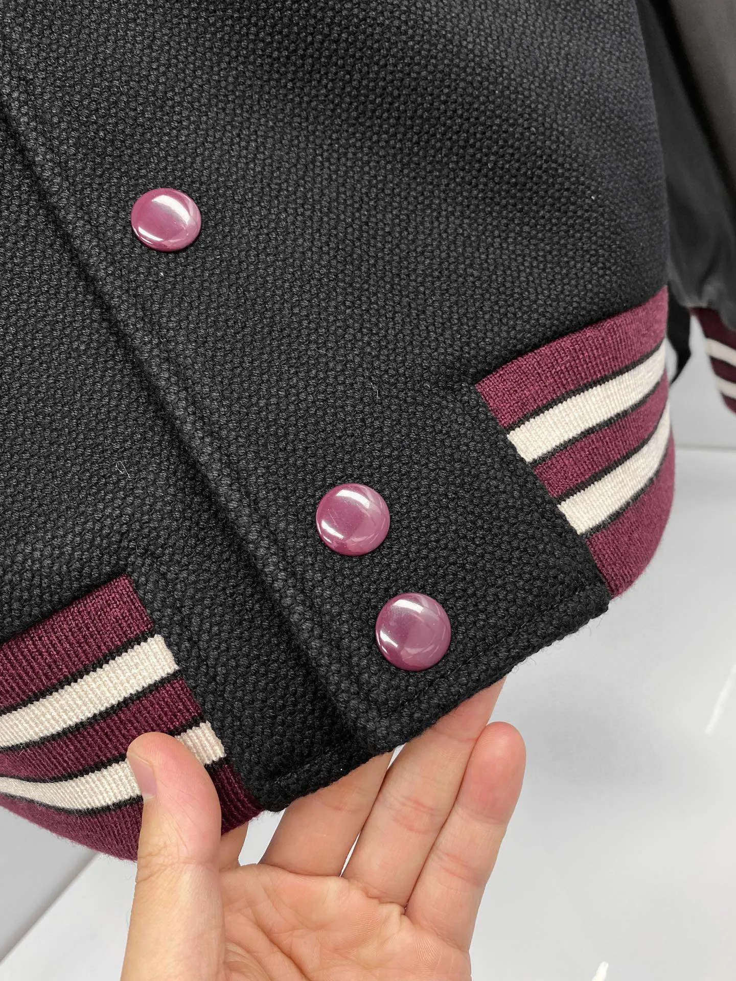 🅿️2360 available from stock! Celine quality changes life; a good jacket can make people easily show their confident style in both dressing and visual sense, universal fashion style, classic baseball uniform, custom-made three-dimensional Arc de Triomphe embroidery on the chest, full of velvet feel, contrasting ribbed baseball collar splicing design, fashionable, age-reducing and youthful ~ a style that both men and women can control! High weight; 100% cashmere Lining: 100% viscose fiber TRIOMPHE patch Loose fit coat collar 2 suit bags Two-tone ribbed trim Dropped shoulders 7 TRIOMPHE snaps Made in Italy Style number: 2021024