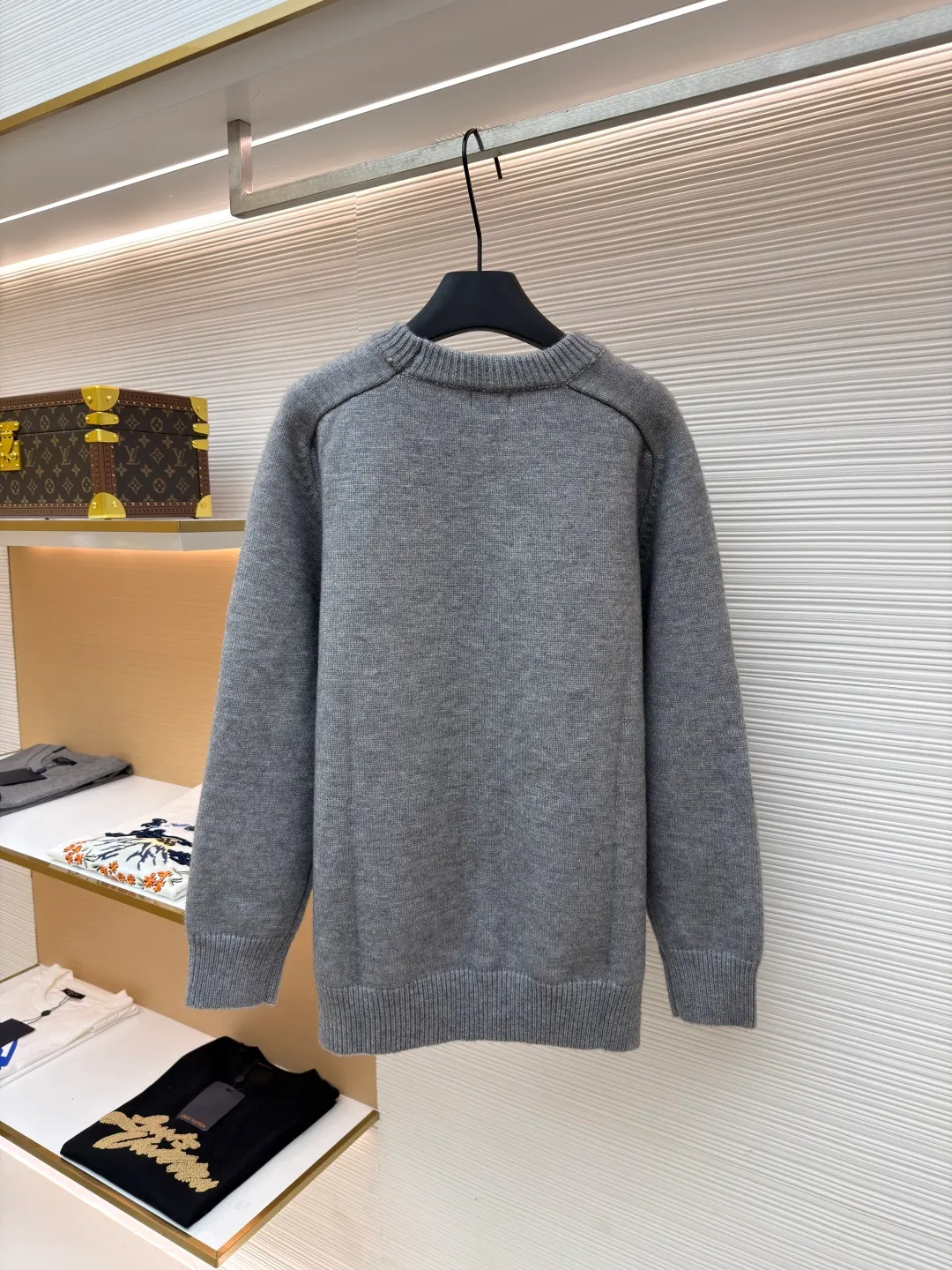 Celine Arc de Triomphe embroidered logo sweater ●Original version: Purchased and developed for 9900 ●Item number: 1681304-A45 ●Fabric: wool blended fabric ●Technology: 3D embroidery production ●Color: gray ●Version: Fitted version ●Weight: about 690 grams ●Size: S-M-L-XL ●Description: Made of 35% wool, 15% cashmere, 50% cotton yarn. This fabric is soft and has a three-dimensional shape that won't change shape after being worn for a long time. The embroidery uses 3D three-dimensional embroidery, and the chest is embellished with the Arc de Triomphe embroidered logo. This style is machine-knitted with 7 needles, and the high-density thick stitching ensures warmth. Later process: washing and color fixation - fixed version - wool impurities. The overall wiring is straight and delicate, the fabric is comfortable and soft, and the color is consistent without color difference. It can be matched with the same style to create a fashionable look and control various occasions. Customized accessories, complete with three standards, same style for men and women!