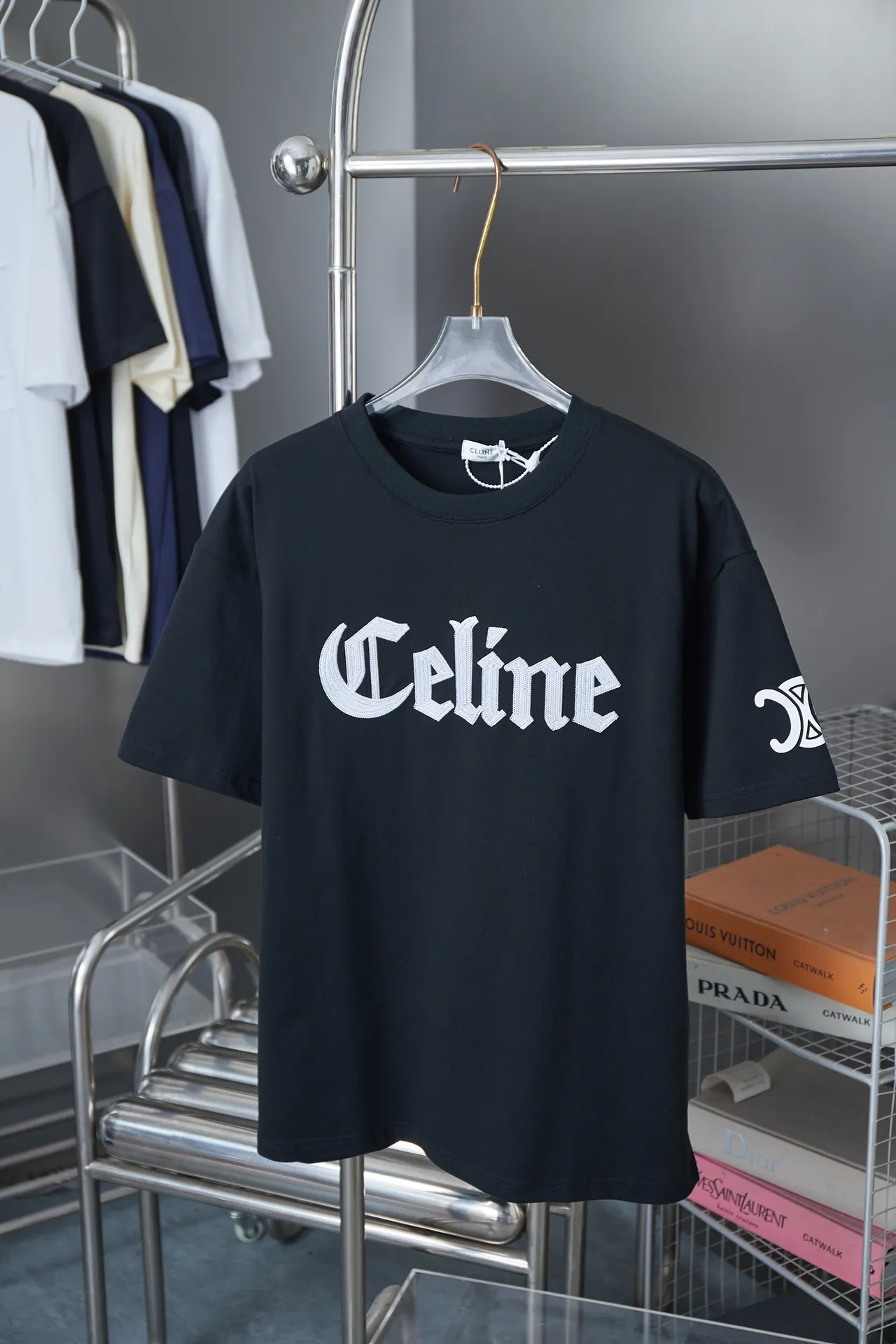 🅿️180 CELIN* 25SS early spring new style embroidered letter printed short sleeves, light luxury, essential item for daily commuting for men and women, correct version, welcome to compare, detailed features · 320g 100% pure cotton double yarn jersey fabric · Custom dyed in the same cylinder, special thickened 32 pieces double-strand 1X1 thread · Needle embroidered letter logo on the front. Classic icon screen printing on the sleeves · Double-needle sewing and cross-seam technology · Original main mark, washed tag, brand moisture-proof paper packaging Color: black/white Size: S/M/L/XL