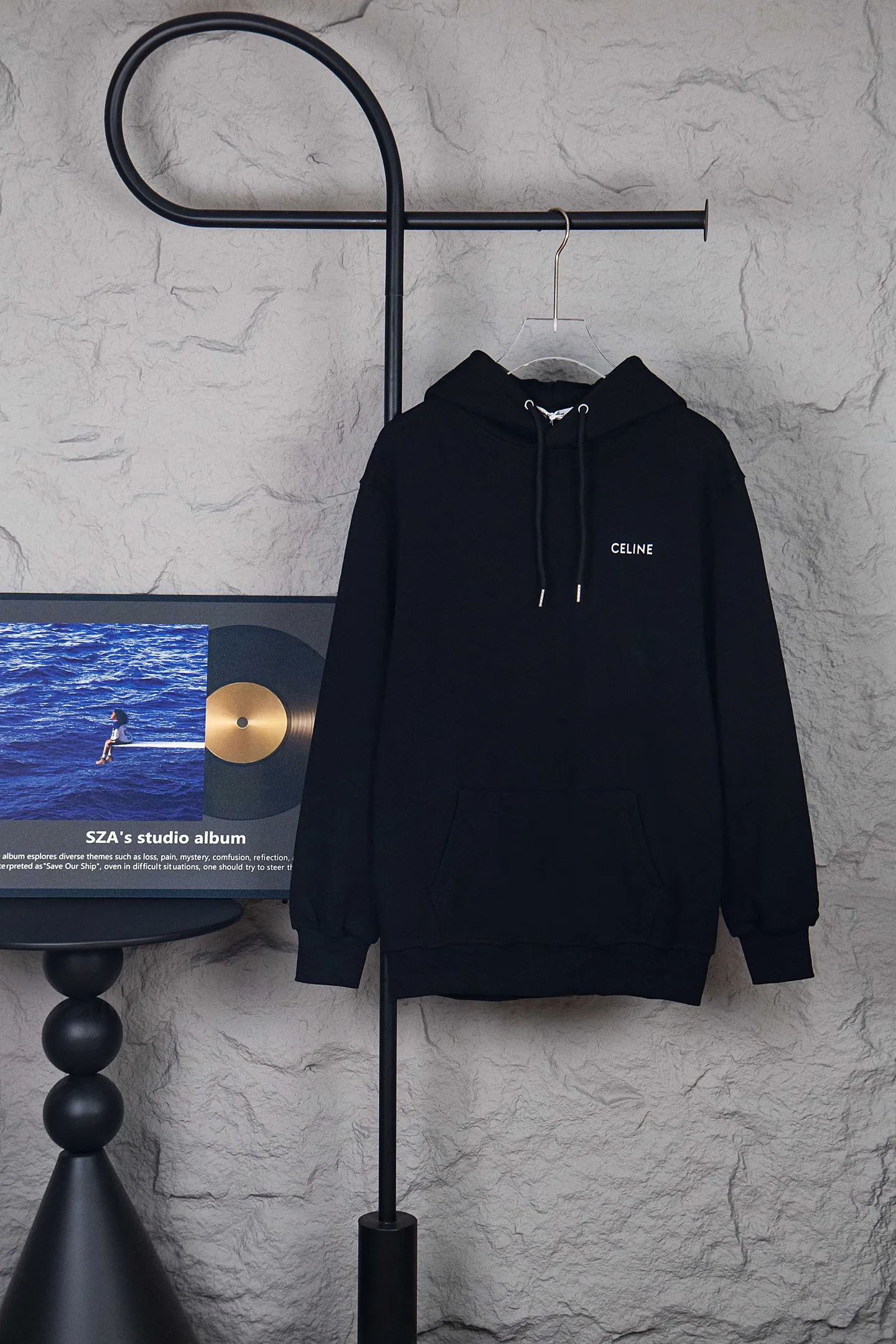 🅿️250 Style No.: M262 CELINE Basic hoodie with small letter print. The CE classic style is the hottest, most elegant and most versatile one in the Arc de Triomphe series. In terms of design, it is the most common basic style among sweatshirts. It has no fancy tricks and uses letter design to embellish the overall style. It is simple and clear. You will know at a glance that you will not regret buying it. It can be used in all wardrobes for commuting, and it is full of temperament! As for the fabric, you really want it! The simpler a sweatshirt like this is, the more exquisite its materials and craftsmanship are. It is made of 400g high-gram weight dust-free cloth. The body has a heavy feeling, the needle-cut texture is tight, and the skin feels clear and natural. Every time you throw it away, you can feel the noble texture of the clothes, just like the noble temperament displayed on the counter. The letter printing uses imported fine matte black paste. The matte printing completely penetrates into the fabric and blends into one! Size：S-XL