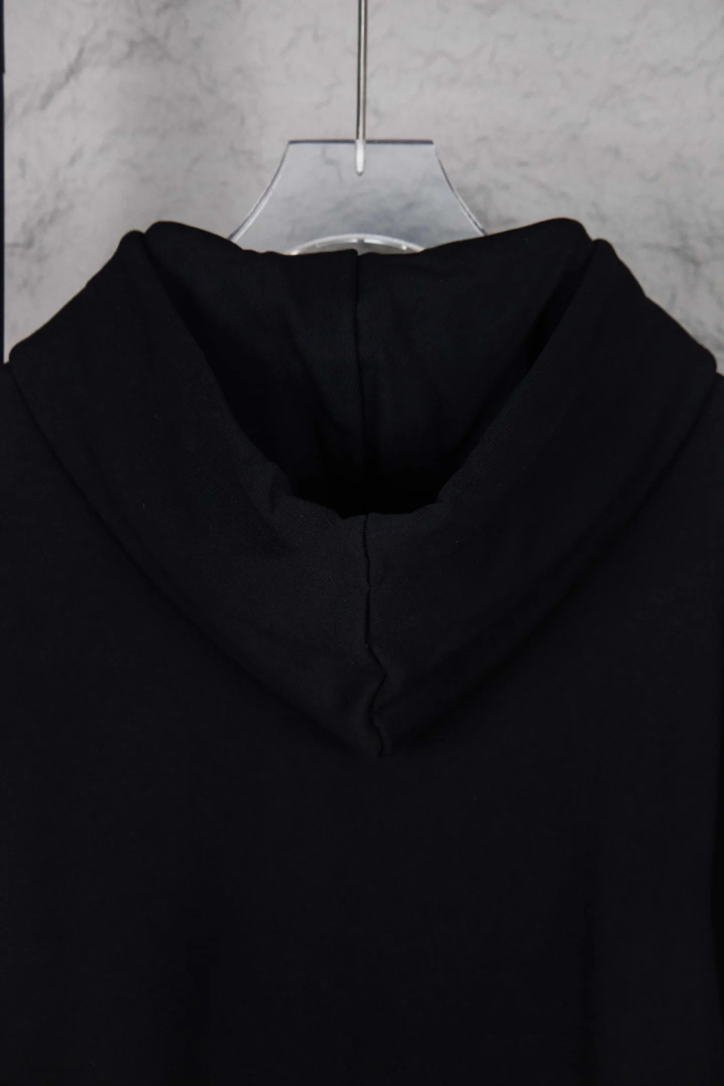 🅿️250 Style No.: M262 CELINE Basic hoodie with small letter print. The CE classic style is the hottest, most elegant and most versatile one in the Arc de Triomphe series. In terms of design, it is the most common basic style among sweatshirts. It has no fancy tricks and uses letter design to embellish the overall style. It is simple and clear. You will know at a glance that you will not regret buying it. It can be used in all wardrobes for commuting, and it is full of temperament! As for the fabric, you really want it! The simpler a sweatshirt like this is, the more exquisite its materials and craftsmanship are. It is made of 400g high-gram weight dust-free cloth. The body has a heavy feeling, the needle-cut texture is tight, and the skin feels clear and natural. Every time you throw it away, you can feel the noble texture of the clothes, just like the noble temperament displayed on the counter. The letter printing uses imported fine matte black paste. The matte printing completely penetrates into the fabric and blends into one! Size：S-XL