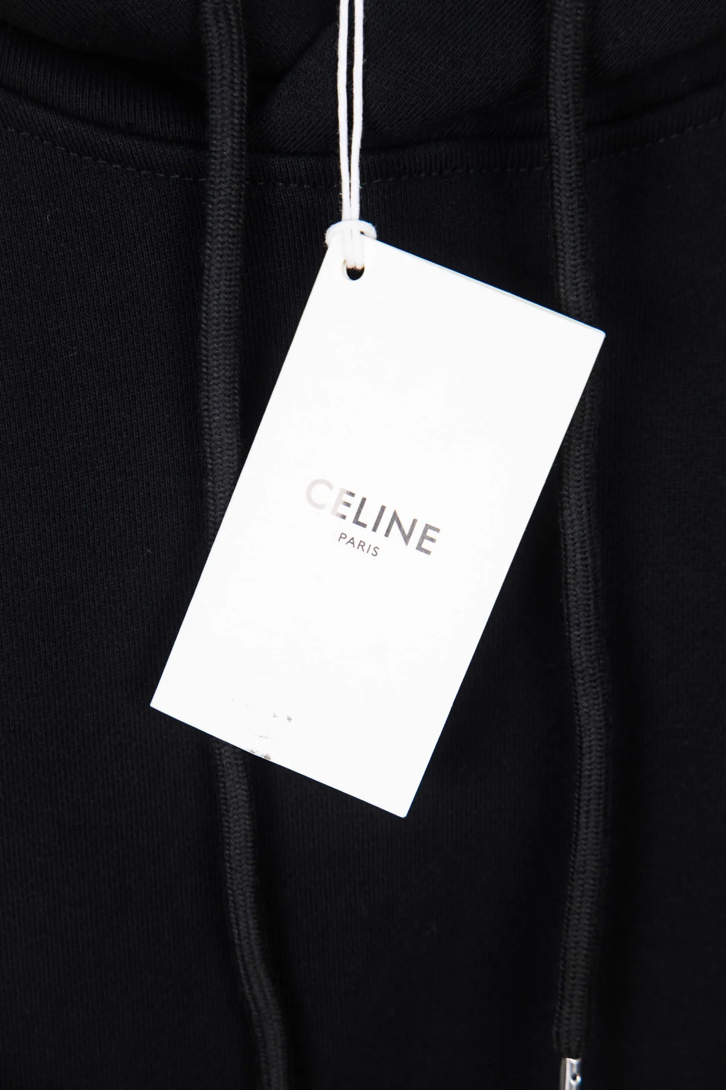 🅿️250 Style No.: M262 CELINE Basic hoodie with small letter print. The CE classic style is the hottest, most elegant and most versatile one in the Arc de Triomphe series. In terms of design, it is the most common basic style among sweatshirts. It has no fancy tricks and uses letter design to embellish the overall style. It is simple and clear. You will know at a glance that you will not regret buying it. It can be used in all wardrobes for commuting, and it is full of temperament! As for the fabric, you really want it! The simpler a sweatshirt like this is, the more exquisite its materials and craftsmanship are. It is made of 400g high-gram weight dust-free cloth. The body has a heavy feeling, the needle-cut texture is tight, and the skin feels clear and natural. Every time you throw it away, you can feel the noble texture of the clothes, just like the noble temperament displayed on the counter. The letter printing uses imported fine matte black paste. The matte printing completely penetrates into the fabric and blends into one! Size：S-XL