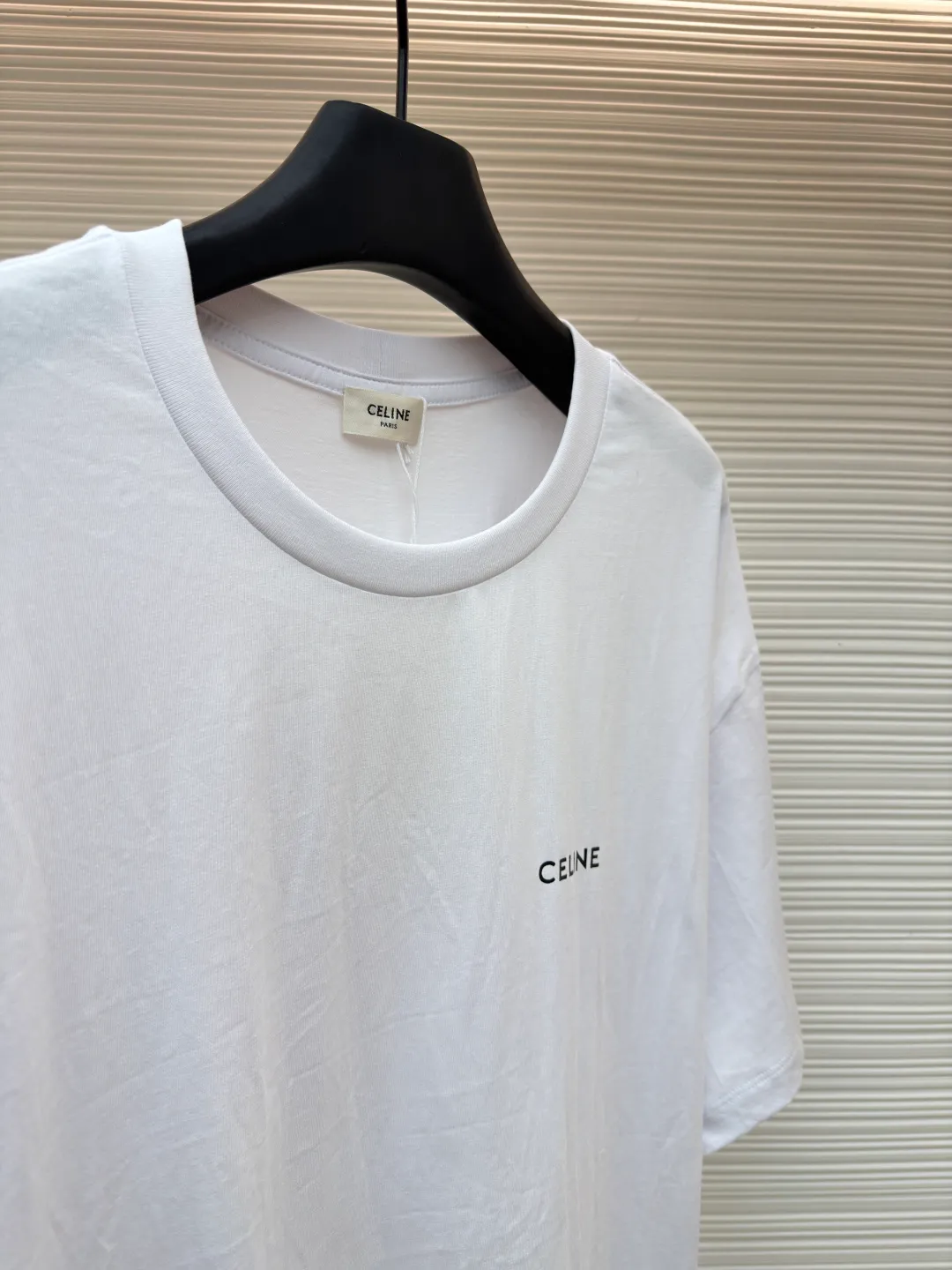 Celine letter print short sleeves ●Original version: Purchased and developed for 4750 ●Item No.: 1682463-X85 ●Fabric: Liquid Nitrogen Yayun plain weave fabric ●Technology: Glue printing production ●Color: White ●Version: Fitted version ●Weight: about 220 grams ●Size: S-M-L-XL ●Description: Customized Liquid Nitrogen Yayun plain weave fabric, soft to the touch, comfortable and close to the skin, using ivory white to interpret the philosophy of restraint of high-end white It gives the white a sense of warmth and breathing. The iconic CELINE print is embellished on the chest. It is highly recognizable and shows a luxurious texture in a low-key manner. It uses minimalism to define timeless fashion and uses glue printing. The chest printing has been modified three times with film screens. The glue liquid paint is used to print the pattern on the fabric. The fabric is baked to fix the printed pattern. The overall wiring is straight and delicate, the fabric is comfortable and soft, and the color is consistent without color difference. It can be matched with the same style to create a fashionable look and control various occasions. Customized accessories, complete with three standards, same style for men and women!