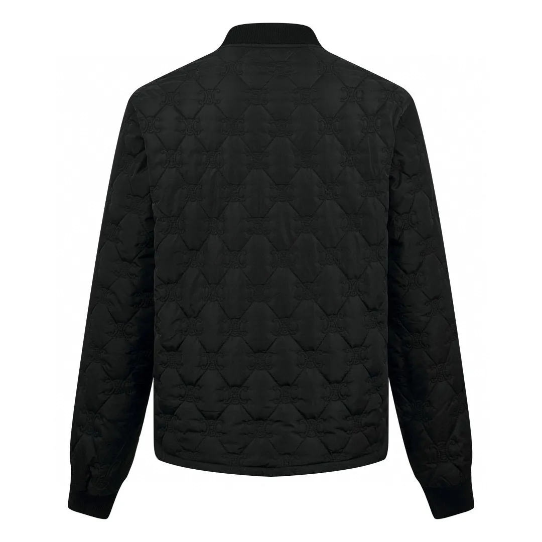 🅿️630 [Exclusive supply] Celine full-width Arc de Triomphe embroidered cotton jacket. The original product was purchased for 23,500 and developed. The fabric is made of customized light rhombus nylon embroidered feather quilt fabric and silky soft nylon lining. It has excellent texture and is comfortable and close to the skin. It uses pure black as the base color and exudes a mysterious and irresistible charm. It uses all-over brand logo elements as brush strokes to make it highly recognizable. Diamond quilting is like mysterious runes, outlining a unique rhythm. Baseball-leading design unlocks a new fashion realm for lightweight jackets. A fashion symbol that spans the ages, infrared positioning cutting machine uses infrared transmitters and infrared receivers to achieve precise positioning of materials. The accuracy can reach the micron level to meet the effect of high-precision cutting of plaid alignment. Dry-point symmetrical positioning method uses high-precision measuring tools to mark, and then gradually installs the zipper on the garment and finally finely irons it. Make the fabric around the zipper smooth and compliant, beautiful and tidy, and the template machine opens the bag. The preset template guides the position, shape and size of the bag opening. The accuracy ensures the quality of the bag opening effect. Size:48/50/52/54