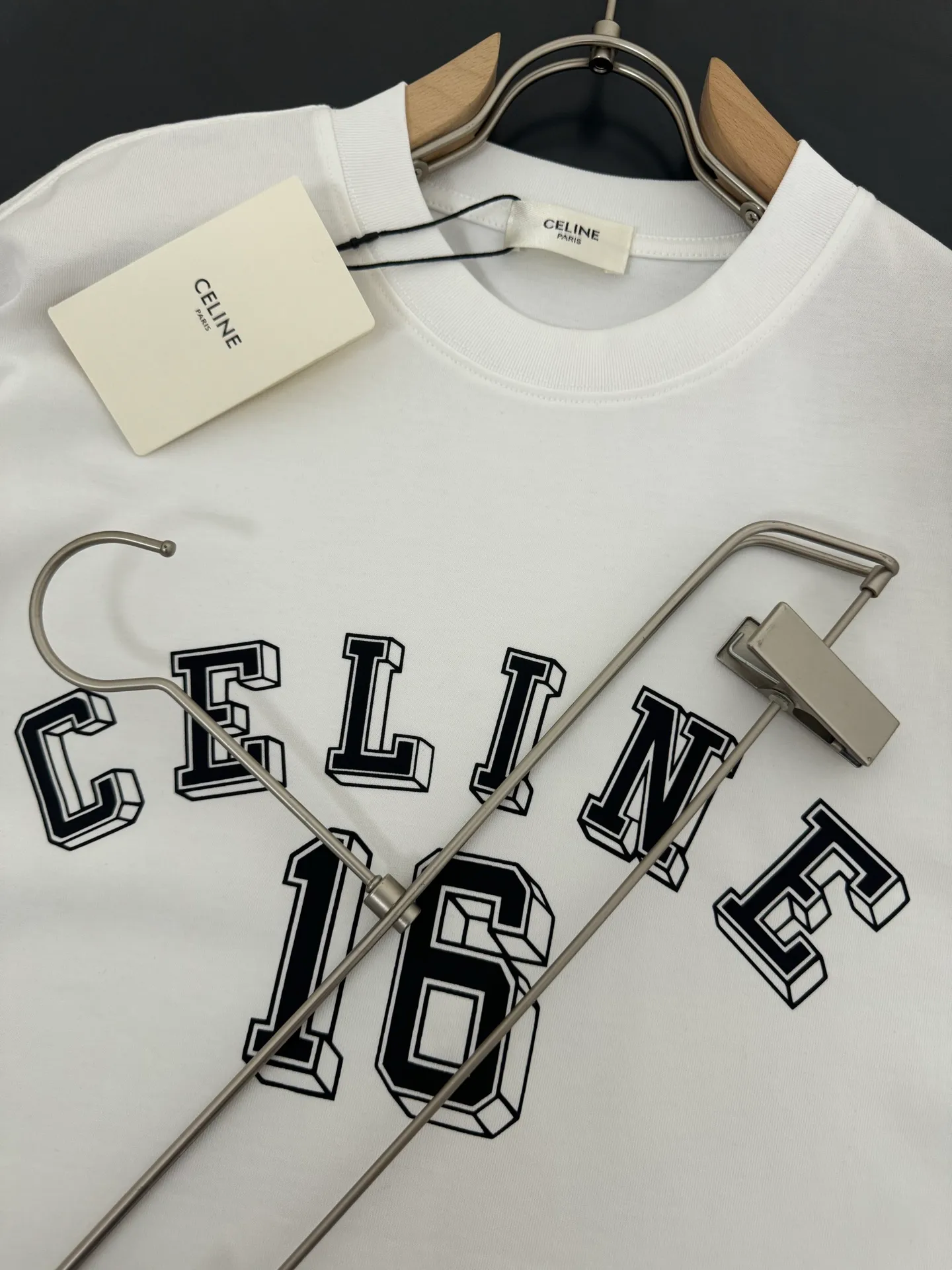 🅿️200 CELINE* Celine* 320g heavyweight pure cotton T-shirt with loose fit and three-dimensional printed logo design. Spring and summer new round neck fashionable short-sleeved T-shirt. Comfortable against the skin, durable and easy to wear. Meticulous original craftsmanship, a must-have for casual and versatile colors. Color: white, black, rose. Size: S M L XL XXL