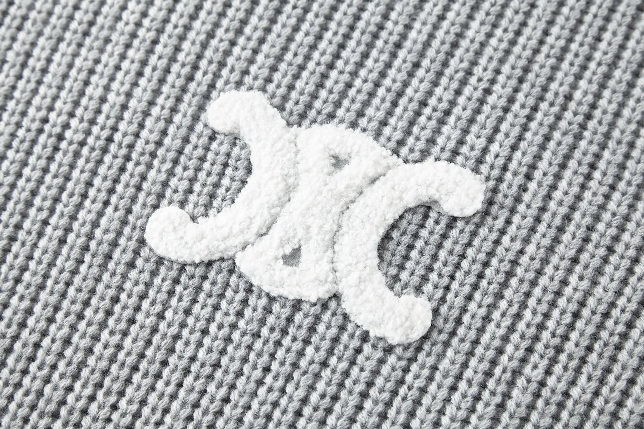 🅿️500 [Exclusive supply] Celine Arc de Triomphe embroidered logo hooded sweater. The original purchase was purchased for 12,500 and developed. The fabric is made of 55 merino wool yarn and cotton yarn. The finished product woven from this fabric has a three-dimensional shape, a soft hand feel, and no binding on the upper body. The hat rope tail clip adopts electroplating engraving process to restore the brand logo. The embroidery uses towel embroidery technology and uses cashmere yarn to restore the original 1:1 details. Garment washing removes impurities from the wool surface - adding hand feel - and fixing the fit. TRIOMPHE embroidered loose fit, hood with adjustable drawstring, metal hoop engraved with CELINE PARIS, 1 kangaroo pocket with ribbed trim. Size:S-M-L-XL