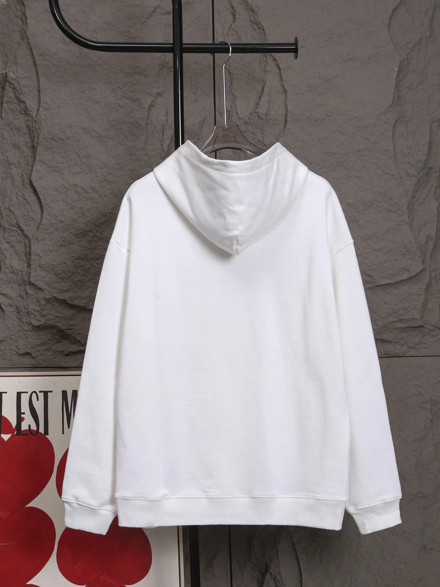 🅿️320 High Quality New Selin Hooded Sweatshirt Style No. B30 * Made of 450 custom-woven and dyed high-gram weight tripe pure cotton sweatshirt fabric. The fabric feels thick and has a certain sense of self-weight. The bottom has a dense and rough terry texture. It is close to the skin and has excellent warmth retention. You will not feel any discomfort at all! *The color on the front chest is clear, with Selling's obvious logo added, and the lines are smooth and smooth without falling off and deforming when washed *This design is based on classics and simply and clearly shows the brand's high-end luxury identity. Same style for men and women 𝐂𝐎𝐋𝐎𝐔𝐑: black, white 𝐒𝐈𝐙𝐄: S- xl