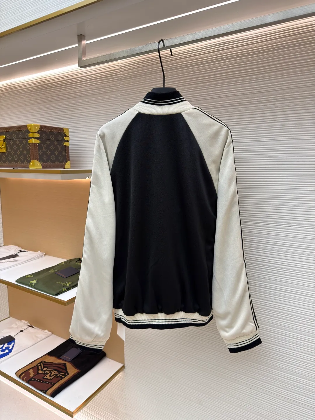Celine Arc de Triomphe embroidered jacket ●Original version: purchased and developed for 14,000 ●Item number: 1680917-B25 ●Material: Qimeng double-sided satin fabric ●Technology: Imported machine embroidery production ●Version: Fitted version ●Weight: about 720 grams ●Size: S-M-L-XL ●Description: Customized Qimeng double-sided satin, delicate and smooth, as if caressing the early morning dew, comfortable and close to the skin The iconic CELINE Arc de Triomphe embroidery is embellished and decorated with contrasting ribbons for sublimation. Black and off-white collide ingeniously to enhance the visual impact. Simple yet stylish, fashion and comfort coexist, playing the forefront of fashion and unlocking a new youthful attitude. Adopt imported machine embroidery technology, use advanced computer control systems and precision mechanical components to achieve Arc de Triomphe embroidery with high precision and smooth and delicate lines. The fabrics have been washed to give them a better feel and texture. They are not easy to deform, shrink or fade, and maintain their long-lasting beauty. The overall wiring is straight and delicate, the fabric is comfortable and soft, and the color is consistent without color difference. It can be matched with the same style to create a fashionable look and control various occasions. Customized accessories, complete with three standards, same style for men and women!
