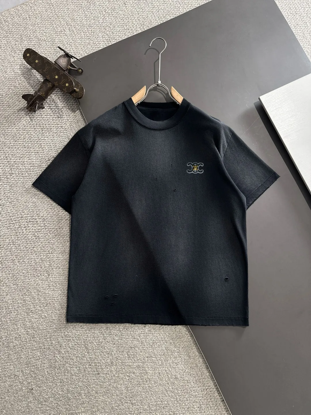 🅿️270 shipped next day. High quality Celine/Celine 2025 spring and summer new men's batik washed short-sleeved T-shirt. Made of combed heavy weight washed double yarn fabric. The high-strength fabric feels full of weight when weighed. The upper body is also more textured than ordinary T-shirts and is not easy to deform. This texture can cope with the weather. It is sweat-absorbent and breathable, suitable for both hot and cold! Perfectly produced with reference to the original stitch and stitch! Loose fit design, looks noble. Sizes: S to XXL