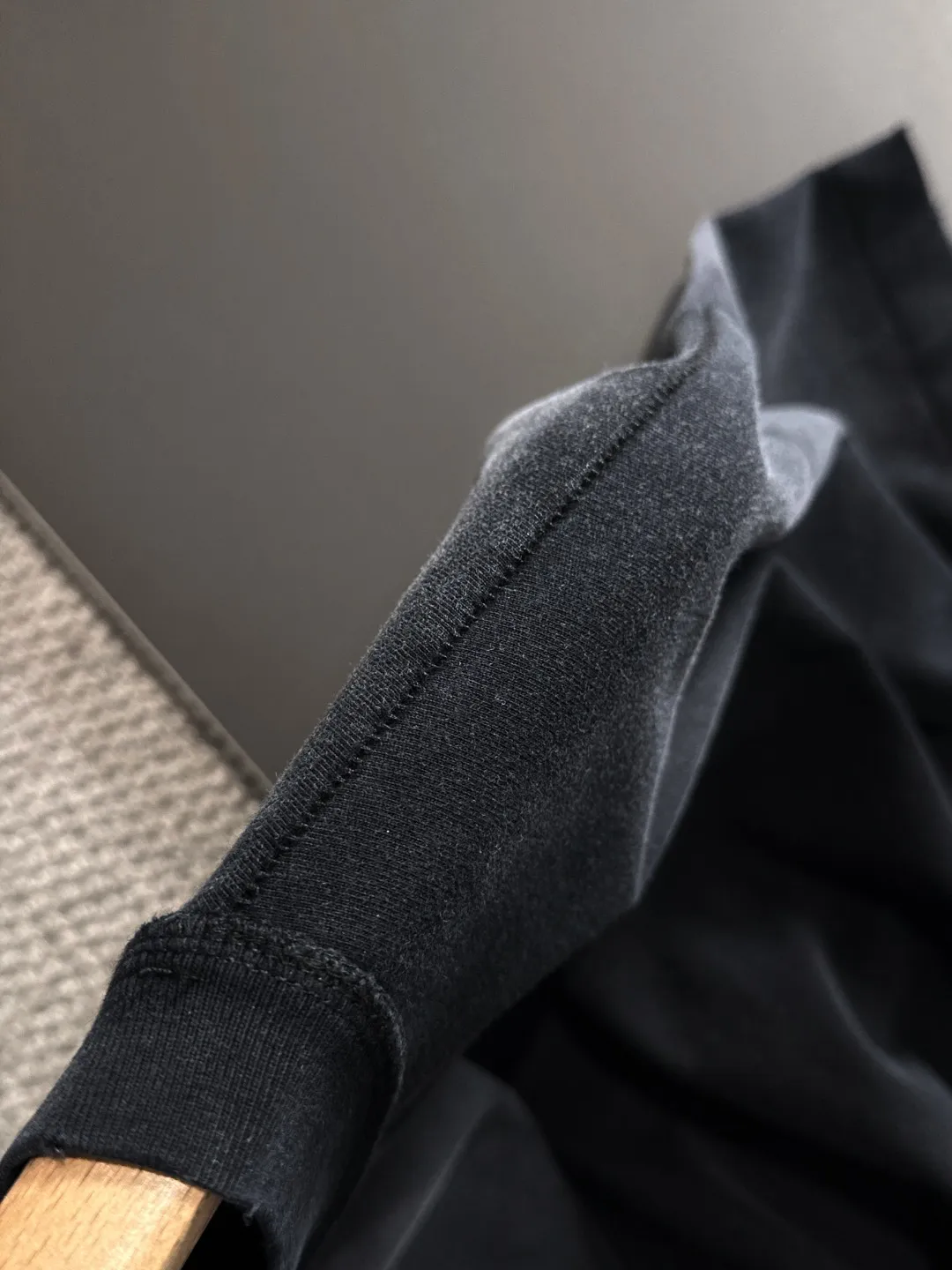 🅿️270 shipped next day. High quality Celine/Celine 2025 spring and summer new men's batik washed short-sleeved T-shirt. Made of combed heavy weight washed double yarn fabric. The high-strength fabric feels full of weight when weighed. The upper body is also more textured than ordinary T-shirts and is not easy to deform. This texture can cope with the weather. It is sweat-absorbent and breathable, suitable for both hot and cold! Perfectly produced with reference to the original stitch and stitch! Loose fit design, looks noble. Sizes: S to XXL