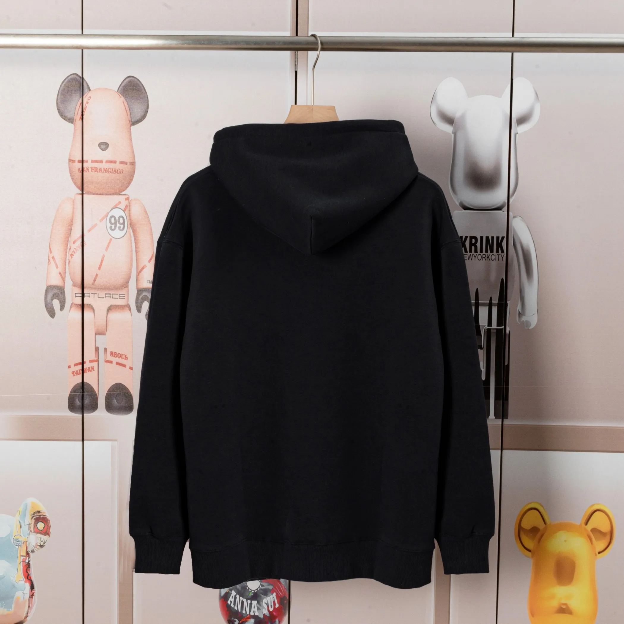 🅿️340 CELINE autumn and winter velvet hooded sweatshirt. The fabric is comfortable and soft. Composite Austrian velvet, fine workmanship. It also brings the trend of special craftsmanship, custom dyeing, complete with three standards. Non-market ordinary version. Compare at will. Quality is absolutely guaranteed. Color: black, white, navy blue. Size: S M L XL [Style No. A3331]