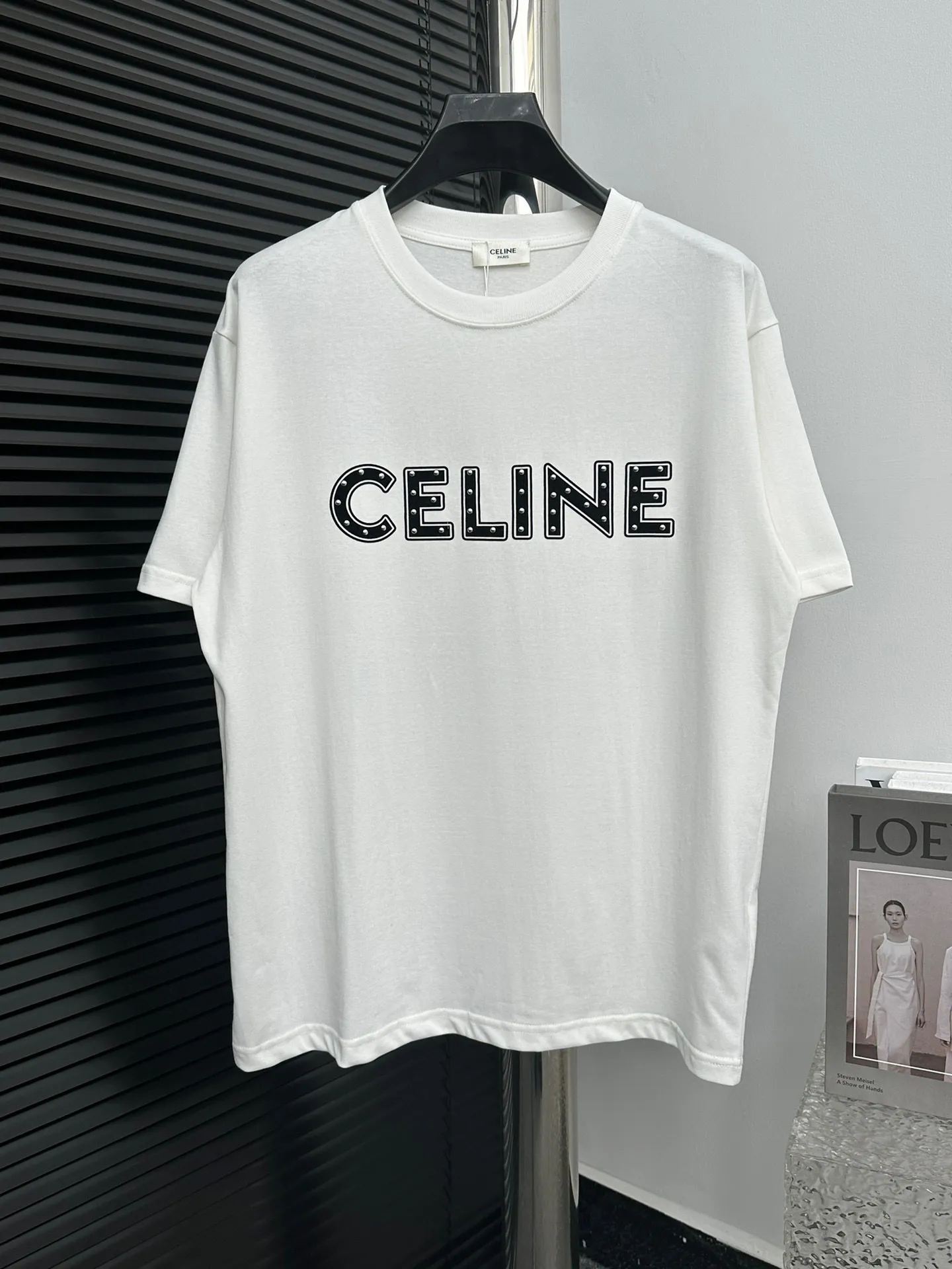 🅿️170 [CELINE] Celine 24ss patched rivet short-sleeved T-shirt. Pure cotton double yarn jersey fabric, custom-dyed in the same cylinder, special thickened 32 pieces double-strand 1×1 rib, laser engraved brand letter logo patch · Hand-made rivets · Imported Tajima embroidery machine heavy patch embroidery process · Double-needle stitching cross-stitch process · Original main mark washed tag moisture-proof paper packaging Color: Black White Size: XS-L