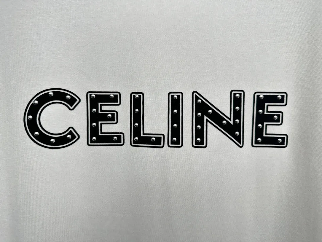 🅿️170 [CELINE] Celine 24ss patched rivet short-sleeved T-shirt. Pure cotton double yarn jersey fabric, custom-dyed in the same cylinder, special thickened 32 pieces double-strand 1×1 rib, laser engraved brand letter logo patch · Hand-made rivets · Imported Tajima embroidery machine heavy patch embroidery process · Double-needle stitching cross-stitch process · Original main mark washed tag moisture-proof paper packaging Color: Black White Size: XS-L