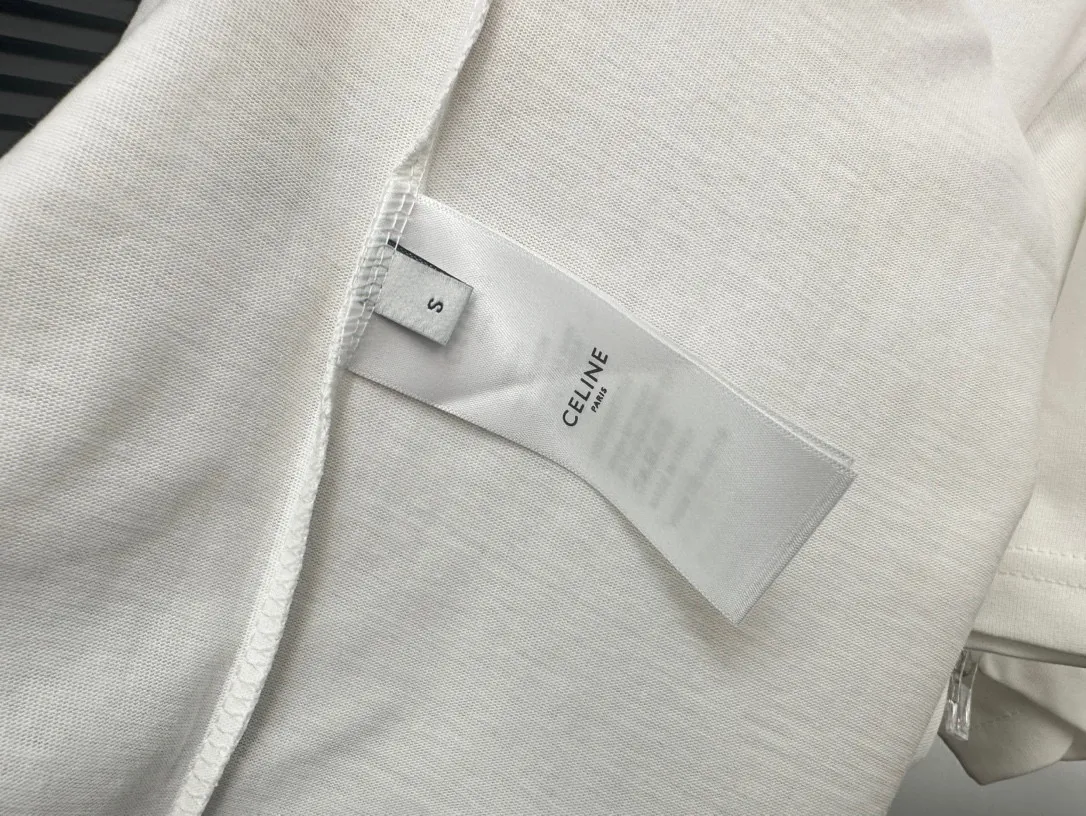 🅿️170 [CELINE] Celine 24ss patched rivet short-sleeved T-shirt. Pure cotton double yarn jersey fabric, custom-dyed in the same cylinder, special thickened 32 pieces double-strand 1×1 rib, laser engraved brand letter logo patch · Hand-made rivets · Imported Tajima embroidery machine heavy patch embroidery process · Double-needle stitching cross-stitch process · Original main mark washed tag moisture-proof paper packaging Color: Black White Size: XS-L