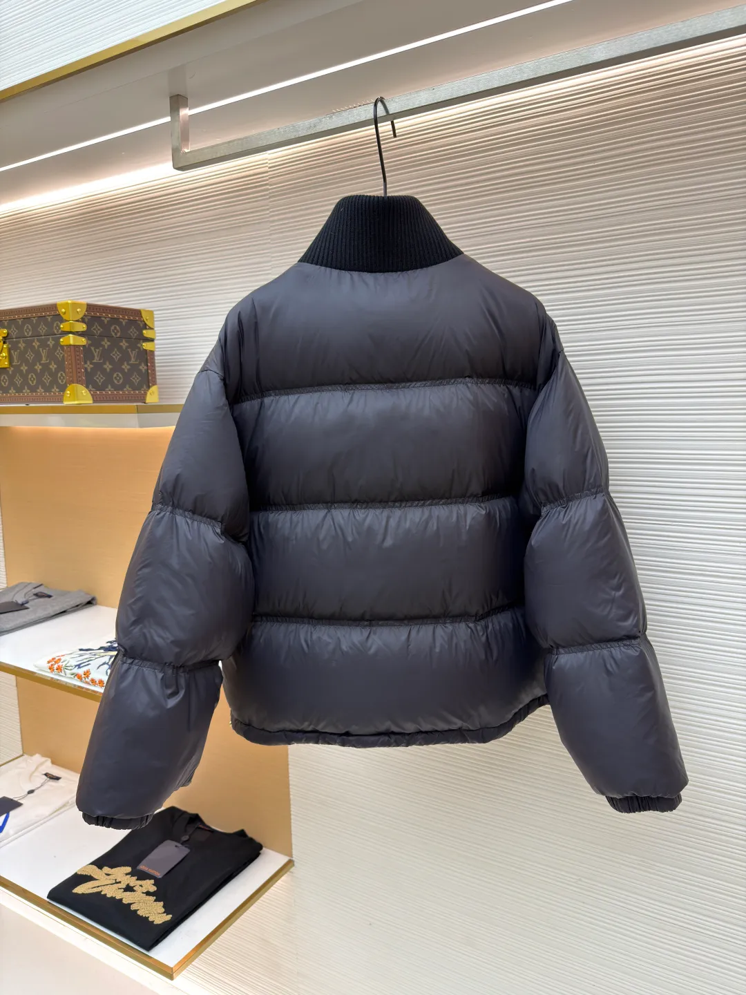 Celine long-sleeved down jacket [Women's clothing] ●Original version: purchased and developed by 16730 ●Item number: 1681320-E20 ●Fabric: white duck down fabric ●Technology: mechanical down filling ●Color: navy blue ●Version: fitted version ●Weight: about 810 grams ●Size: 36-38-40 ●Description: The outer fabric is made of 100% nylon (nylon). Its high-density structure achieves excellent windproof effect. It also has strong wear resistance and wrinkle resistance. It is scratch-free for daily wear and can be easily taken care of. The inner lining is made of 100% polyamide and has a smooth texture, further improving wearing comfort and freedom of movement. The body features TRIOMPHE's signature patches, crafted with high-density foam padding and embroidery. Each embroidery trace is precise and neat, and the back is lined and hemmed to ensure neatness inside and outside, the stitches are even and fine, the three-dimensional relief texture lasts as new, and the extraordinary creative spirit is demonstrated in every detail. The lining is fully hemmed, and the seams are flat and smooth, eliminating friction. Quilted thread encryption technology is implemented in key parts to effectively prevent the down from shifting and ensure that it maintains a uniform and fluffy shape for long-term wear. It is equipped with 2 convenient patch pockets and 7 customized TRIOMPHE snap buttons. Each snap button is firmly stitched and opens and closes smoothly, taking into account practical functions and exquisite aesthetics. The ribbed wool turtleneck is woven with fine wool and has moderate elasticity. It can closely fit the curve of the neck to achieve windproof and warm insulation without leaving any gaps. It is gentle on sensitive skin and is made of high-quality white duck down. It has high down content and excellent fluffiness. It is filled with a scientific ratio of duck down and polyester fiber, and combines the efficient temperature-locking properties of duck down with the long-lasting support of polyester fiber to create a lightweight, non-sense yet warm and reliable thermal insulation system, making it easier to keep out the cold. The overall wiring is straight and delicate, the fabric is comfortable and soft, and the color is consistent without color difference. It can be matched with the same style to create a fashionable look and control various occasions. Customized accessories, complete with three standards, same style for men and women!