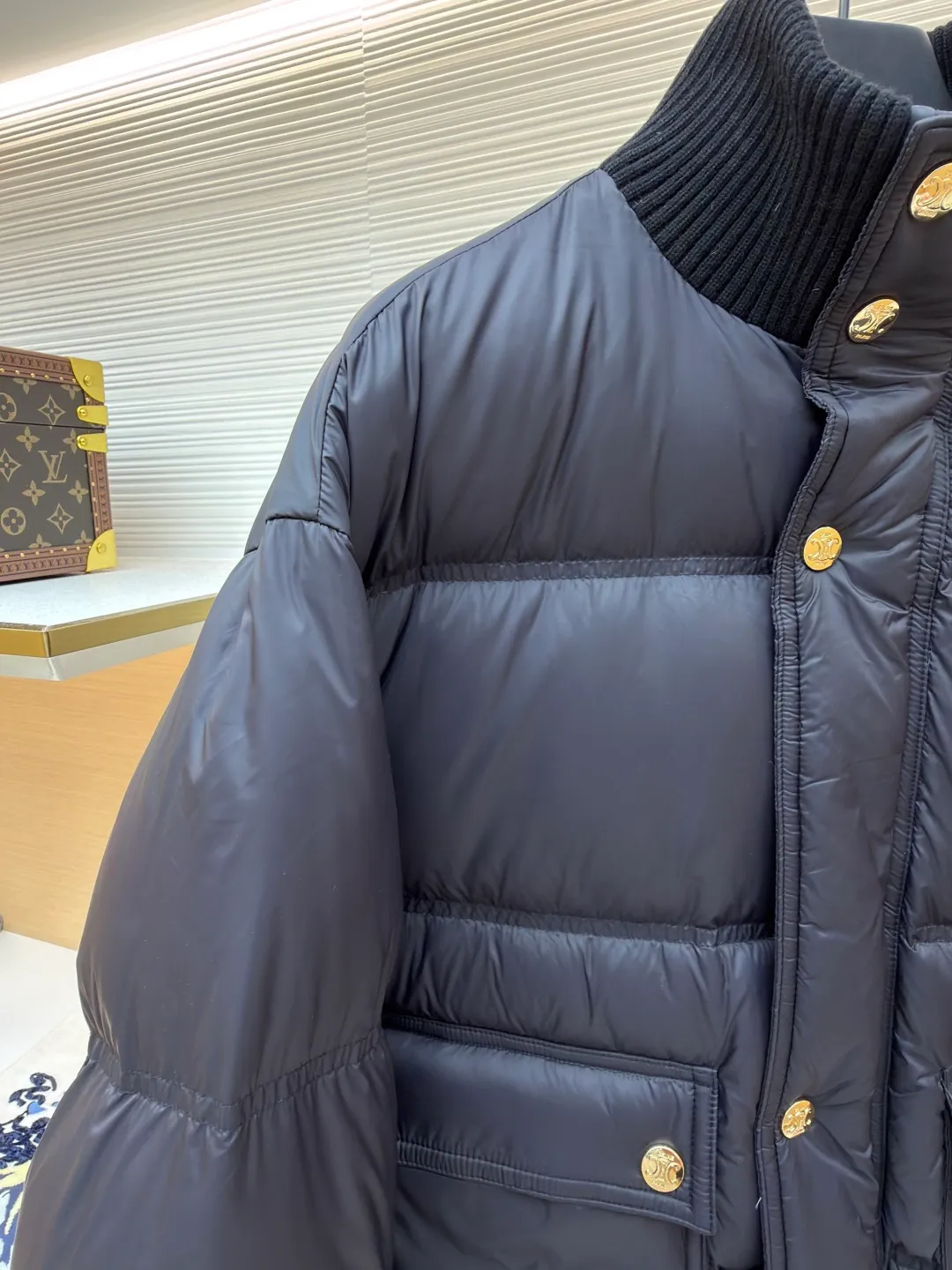 Celine long-sleeved down jacket [Women's clothing] ●Original version: purchased and developed by 16730 ●Item number: 1681320-E20 ●Fabric: white duck down fabric ●Technology: mechanical down filling ●Color: navy blue ●Version: fitted version ●Weight: about 810 grams ●Size: 36-38-40 ●Description: The outer fabric is made of 100% nylon (nylon). Its high-density structure achieves excellent windproof effect. It also has strong wear resistance and wrinkle resistance. It is scratch-free for daily wear and can be easily taken care of. The inner lining is made of 100% polyamide and has a smooth texture, further improving wearing comfort and freedom of movement. The body features TRIOMPHE's signature patches, crafted with high-density foam padding and embroidery. Each embroidery trace is precise and neat, and the back is lined and hemmed to ensure neatness inside and outside, the stitches are even and fine, the three-dimensional relief texture lasts as new, and the extraordinary creative spirit is demonstrated in every detail. The lining is fully hemmed, and the seams are flat and smooth, eliminating friction. Quilted thread encryption technology is implemented in key parts to effectively prevent the down from shifting and ensure that it maintains a uniform and fluffy shape for long-term wear. It is equipped with 2 convenient patch pockets and 7 customized TRIOMPHE snap buttons. Each snap button is firmly stitched and opens and closes smoothly, taking into account practical functions and exquisite aesthetics. The ribbed wool turtleneck is woven with fine wool and has moderate elasticity. It can closely fit the curve of the neck to achieve windproof and warm insulation without leaving any gaps. It is gentle on sensitive skin and is made of high-quality white duck down. It has high down content and excellent fluffiness. It is filled with a scientific ratio of duck down and polyester fiber, and combines the efficient temperature-locking properties of duck down with the long-lasting support of polyester fiber to create a lightweight, non-sense yet warm and reliable thermal insulation system, making it easier to keep out the cold. The overall wiring is straight and delicate, the fabric is comfortable and soft, and the color is consistent without color difference. It can be matched with the same style to create a fashionable look and control various occasions. Customized accessories, complete with three standards, same style for men and women!