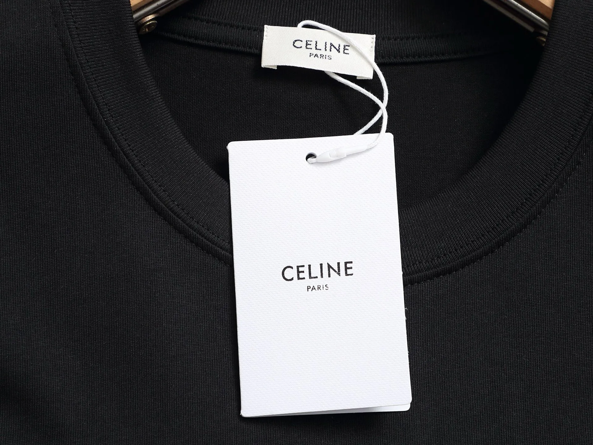 🅿️170 [Boutique] CELINE 3D three-dimensional embossed short-sleeved fabric: specifications are made of solid 280g 100% cotton, Lamborghini in knitting, custom-woven and dyed! It is a highly sensitive special color. Our requirement for the fabric is to use imported dyes under UV light and D65 light. It took half a month to adjust the color. The color thickness cannot be achieved by ordinary dyes. The cost of the fabric is twice that of ordinary color fabrics. The cost is extremely expensive!                  Printing: Using imported glue, no burrs, the printing texture is clearly visible, the printing details can be seen in the picture, the thickness and texture are completely restored, the wiring workmanship is produced with high requirements, and it is impeccable! Packaging: 12C thickened packaging bag, supporting thickened glossy paper and anti-counterfeiting buckle.                          Size: XS S M L