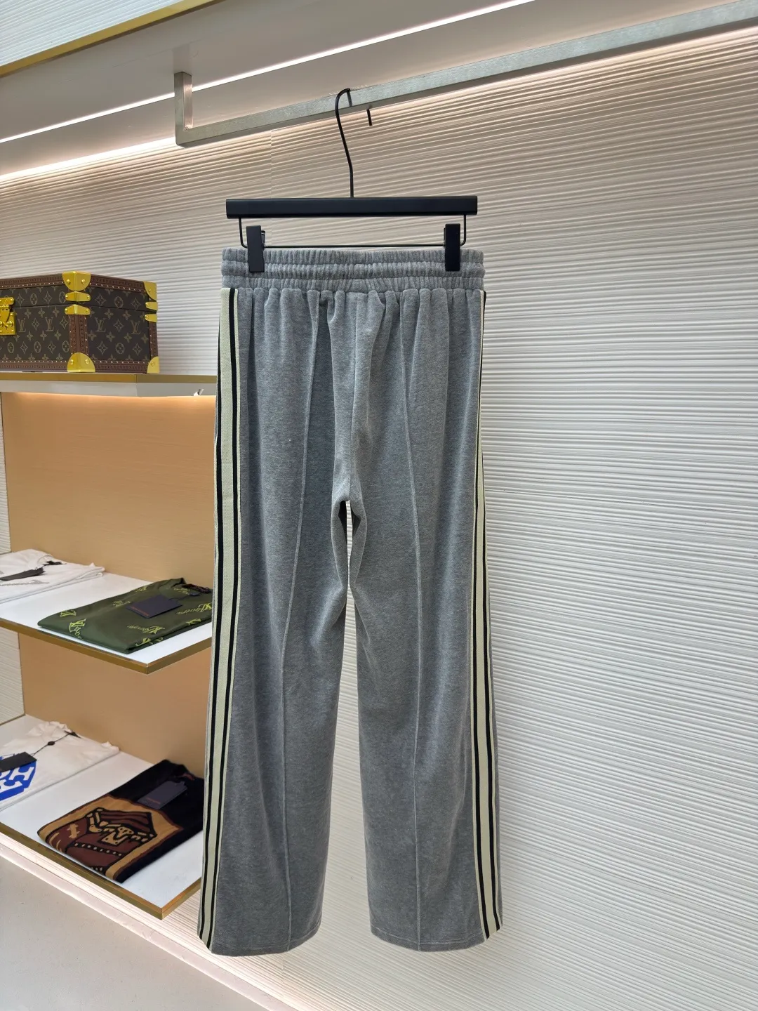 Celine Arc de Triomphe embroidered trousers ●Original version: Purchased and developed for 10500 ●Item number: 1680739-A75 ●Fabric: Yunrou twin velvet matt sateen fabric ●Technology: embroidery production ●Version: Fitted version ●Weight: about 510 grams ●Size: S-M-L-XL ●Description: Customized Yunrou twin velvet matt sateen, delicate and smooth, skin-friendly like clouds wrapped in high-grade gray as the main tone Low-key yet rich in connotation, the iconic CELINE Arc de Triomphe embroidery is revived on the gray mist velvet surface, making it highly recognizable. The contrasting ribbons on both sides are sublimated to enhance the tension of the colors. The visual impact between movement and stillness. The lazy lines of the straight drape version are both strong and soft. When taken apart, it is a style item. When worn together, it is an aura shirt. The suit is a worry-free outfit. Adopt imported machine embroidery technology, use advanced computer control systems and precision mechanical components to achieve Arc de Triomphe embroidery operations with high precision. The lines are smooth and delicate, and the fabrics have been washed. It has a better hand feel and texture, is not easy to deform, is not easy to shrink, is not easy to fade, and maintains long-term beauty. The overall wiring is straight and delicate, the fabric is comfortable and soft, and the color is consistent without color difference. It can be matched with the same style to create a fashionable look and control various occasions. Customized accessories, complete with three standards, same style for men and women!