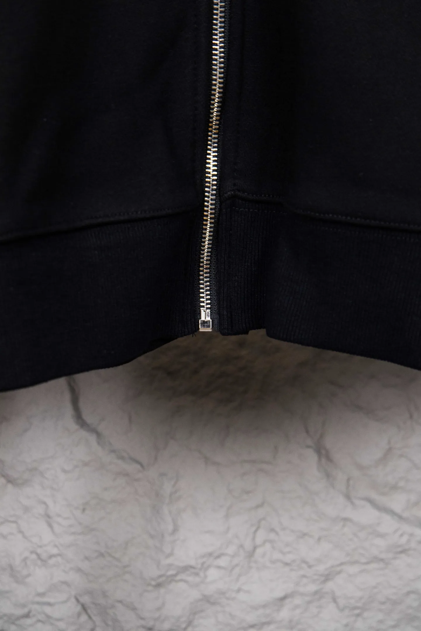 🅿️260 Model No.: M255 CELINE/Celine Classic Capsule Series Zipper Jacket The CE classic model is the hottest, most elegant and most versatile one in the capsule series. In terms of design, it is the most common basic style among sweatshirts. There are no fancy tricks, and the letter design is used to embellish the overall style. Simple and clear, you will know at a glance that you will not regret buying it. It can be used in all wardrobes for commuting, and it is full of temperament! As for the fabric, you really want it! The simpler a sweatshirt like this is, the more exquisite its materials and craftsmanship are. It is made of 400g high-gram weight dust-free cloth. The body has a heavy feeling, the needle-cut texture is tight, and the skin feels clear and natural. Every time you throw it away, you can feel the noble texture of the clothes, just like the noble temperament displayed on the counter. The letter printing uses imported fine matte black paste. The matte printing completely penetrates into the fabric and blends into one! Size：S-XL