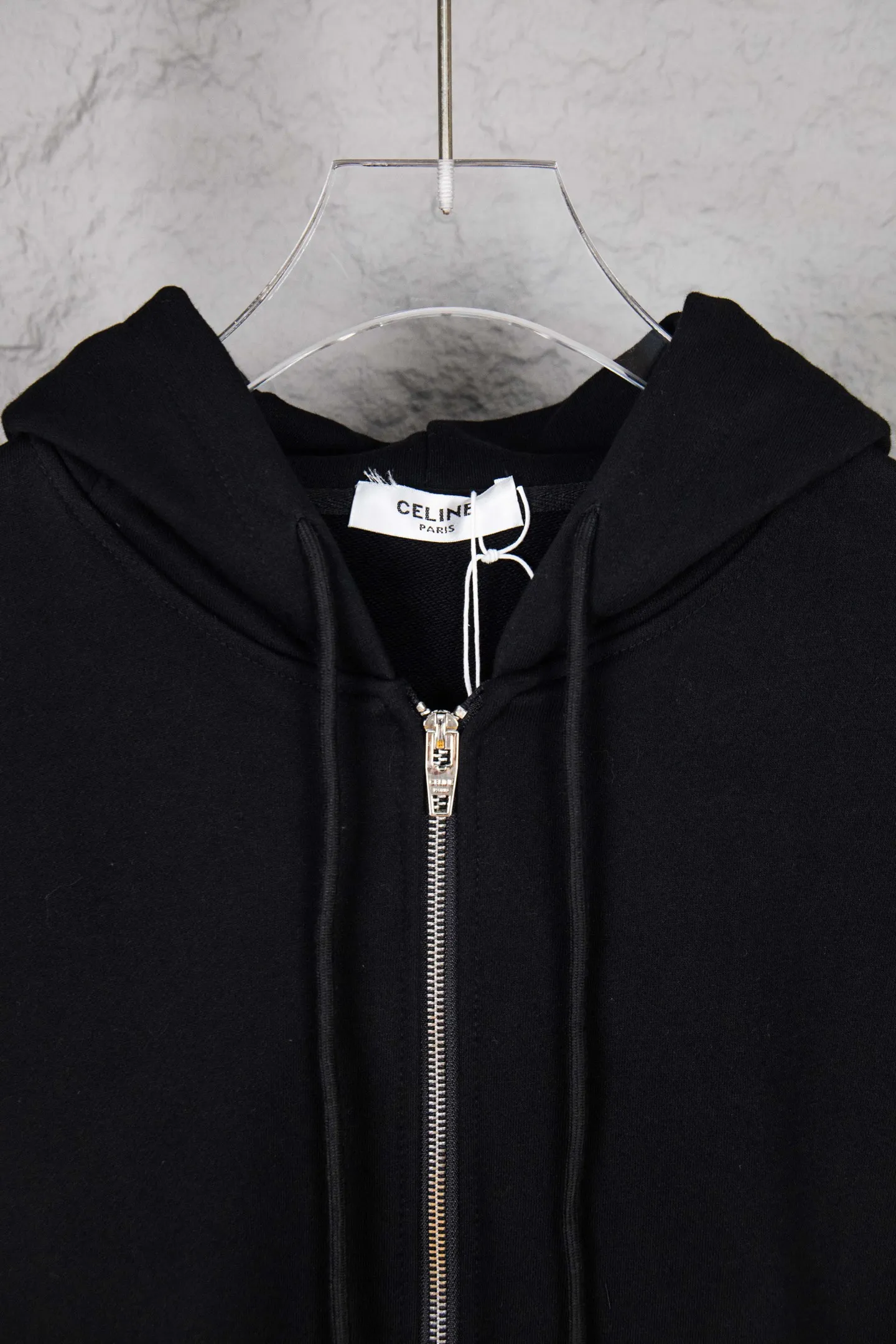 🅿️260 Model No.: M255 CELINE/Celine Classic Capsule Series Zipper Jacket The CE classic model is the hottest, most elegant and most versatile one in the capsule series. In terms of design, it is the most common basic style among sweatshirts. There are no fancy tricks, and the letter design is used to embellish the overall style. Simple and clear, you will know at a glance that you will not regret buying it. It can be used in all wardrobes for commuting, and it is full of temperament! As for the fabric, you really want it! The simpler a sweatshirt like this is, the more exquisite its materials and craftsmanship are. It is made of 400g high-gram weight dust-free cloth. The body has a heavy feeling, the needle-cut texture is tight, and the skin feels clear and natural. Every time you throw it away, you can feel the noble texture of the clothes, just like the noble temperament displayed on the counter. The letter printing uses imported fine matte black paste. The matte printing completely penetrates into the fabric and blends into one! Size：S-XL