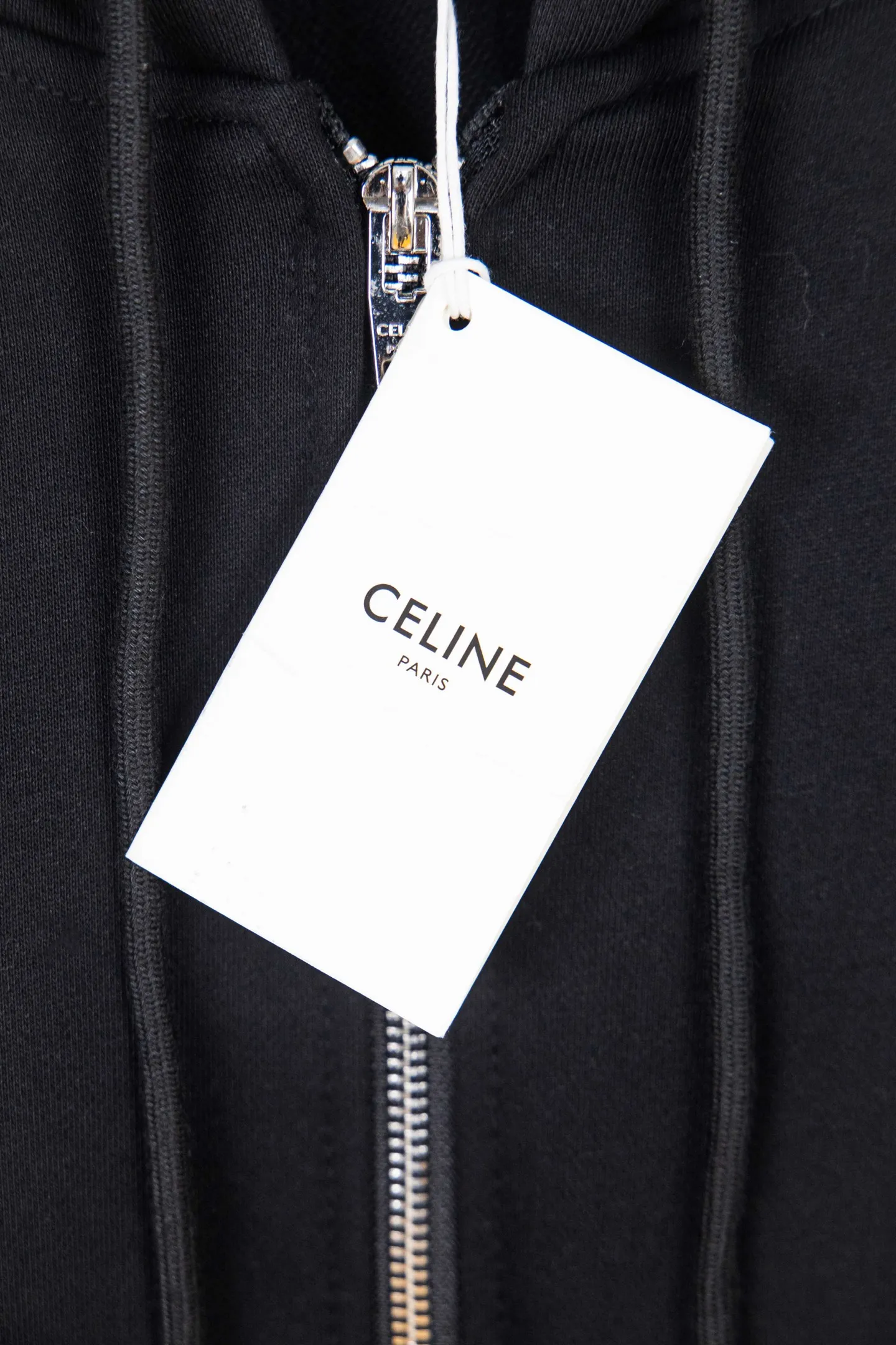 🅿️260 Model No.: M255 CELINE/Celine Classic Capsule Series Zipper Jacket The CE classic model is the hottest, most elegant and most versatile one in the capsule series. In terms of design, it is the most common basic style among sweatshirts. There are no fancy tricks, and the letter design is used to embellish the overall style. Simple and clear, you will know at a glance that you will not regret buying it. It can be used in all wardrobes for commuting, and it is full of temperament! As for the fabric, you really want it! The simpler a sweatshirt like this is, the more exquisite its materials and craftsmanship are. It is made of 400g high-gram weight dust-free cloth. The body has a heavy feeling, the needle-cut texture is tight, and the skin feels clear and natural. Every time you throw it away, you can feel the noble texture of the clothes, just like the noble temperament displayed on the counter. The letter printing uses imported fine matte black paste. The matte printing completely penetrates into the fabric and blends into one! Size：S-XL