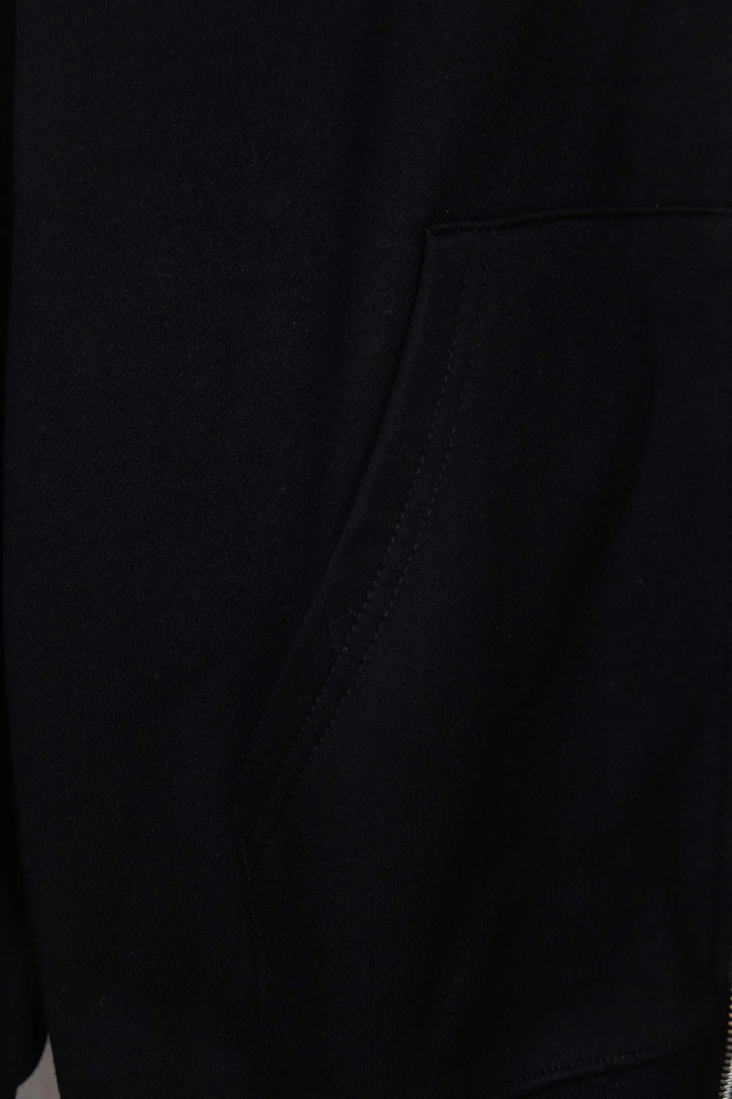 🅿️260 Model No.: M255 CELINE/Celine Classic Capsule Series Zipper Jacket The CE classic model is the hottest, most elegant and most versatile one in the capsule series. In terms of design, it is the most common basic style among sweatshirts. There are no fancy tricks, and the letter design is used to embellish the overall style. Simple and clear, you will know at a glance that you will not regret buying it. It can be used in all wardrobes for commuting, and it is full of temperament! As for the fabric, you really want it! The simpler a sweatshirt like this is, the more exquisite its materials and craftsmanship are. It is made of 400g high-gram weight dust-free cloth. The body has a heavy feeling, the needle-cut texture is tight, and the skin feels clear and natural. Every time you throw it away, you can feel the noble texture of the clothes, just like the noble temperament displayed on the counter. The letter printing uses imported fine matte black paste. The matte printing completely penetrates into the fabric and blends into one! Size：S-XL