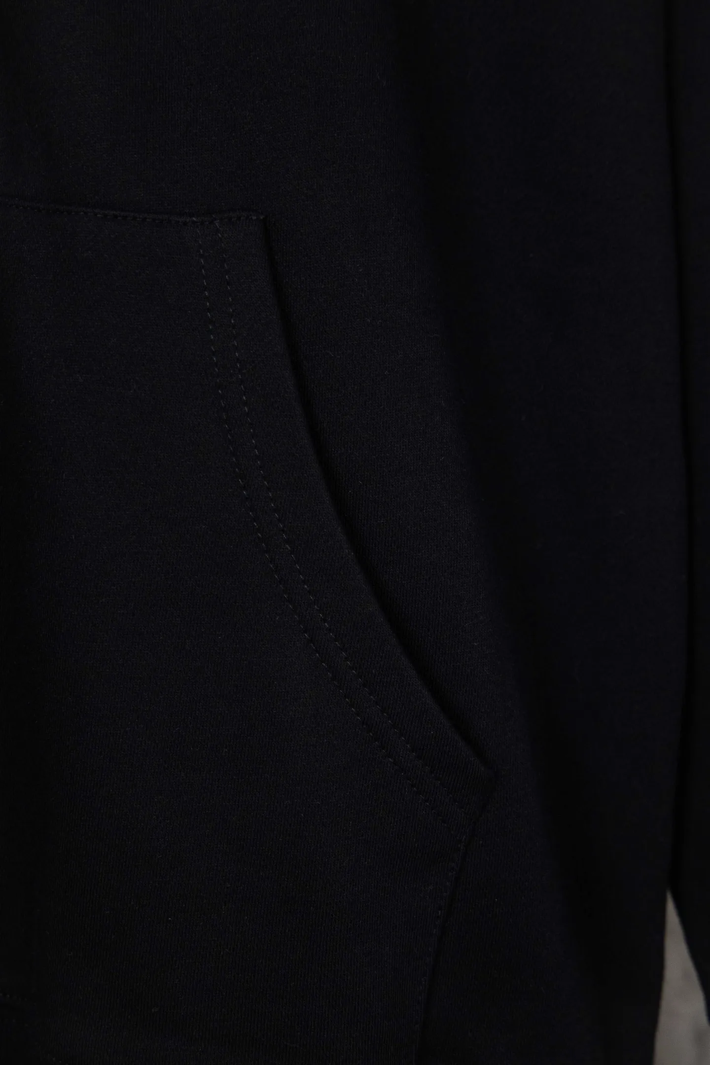 🅿️260 Model No.: M255 CELINE/Celine Classic Capsule Series Zipper Jacket The CE classic model is the hottest, most elegant and most versatile one in the capsule series. In terms of design, it is the most common basic style among sweatshirts. There are no fancy tricks, and the letter design is used to embellish the overall style. Simple and clear, you will know at a glance that you will not regret buying it. It can be used in all wardrobes for commuting, and it is full of temperament! As for the fabric, you really want it! The simpler a sweatshirt like this is, the more exquisite its materials and craftsmanship are. It is made of 400g high-gram weight dust-free cloth. The body has a heavy feeling, the needle-cut texture is tight, and the skin feels clear and natural. Every time you throw it away, you can feel the noble texture of the clothes, just like the noble temperament displayed on the counter. The letter printing uses imported fine matte black paste. The matte printing completely penetrates into the fabric and blends into one! Size：S-XL