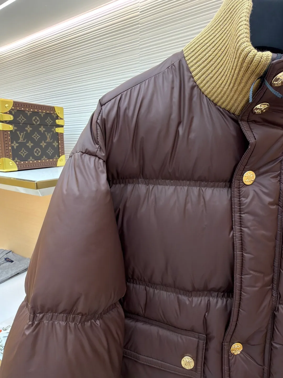 Celine long-sleeved down jacket [women's clothing] ●Original version: purchased and developed by 21416 ●Item number: 1681318-E20 ●Fabric: white duck down fabric ●Technology: mechanical down filling ●Color: brown ●Version: fitted version ●Weight: about 810 grams ●Size: 36-38-40 ●Description: The outer fabric is made of 100% nylon (nylon). Its high-density structure achieves excellent windproof effect. It also has strong wear resistance and wrinkle resistance. It is scratch-free for daily wear and can be easily taken care of. The inner lining is made of 100% polyamide and has a smooth texture, further improving wearing comfort and freedom of movement. The body features TRIOMPHE's signature patches, crafted with high-density foam padding and embroidery. Each embroidery trace is precise and neat, and the back is lined and hemmed to ensure neatness inside and outside, the stitches are even and fine, the three-dimensional relief texture lasts as new, and the extraordinary creative spirit is demonstrated in every detail. The lining is fully hemmed, and the seams are flat and smooth, eliminating friction. Quilted thread encryption technology is implemented in key parts to effectively prevent the down from shifting and ensure that it maintains a uniform and fluffy shape for long-term wear. It is equipped with 2 convenient patch pockets and 7 customized TRIOMPHE snap buttons. Each snap button is firmly stitched and opens and closes smoothly, taking into account practical functions and exquisite aesthetics. The ribbed wool turtleneck is woven with fine wool and has moderate elasticity. It can closely fit the curve of the neck to achieve windproof and warm insulation without leaving any gaps. It is gentle on sensitive skin and is made of high-quality white duck down. It has high down content and excellent fluffiness. It is filled with a scientific ratio of duck down and polyester fiber, and combines the efficient temperature-locking properties of duck down with the long-lasting support of polyester fiber to create a lightweight, non-sense yet warm and reliable thermal insulation system, making it easier to keep out the cold. The overall wiring is straight and delicate, the fabric is comfortable and soft, and the color is consistent without color difference. It can be matched with the same style to create a fashionable look and control various occasions. Customized accessories, complete with three standards, same style for men and women!