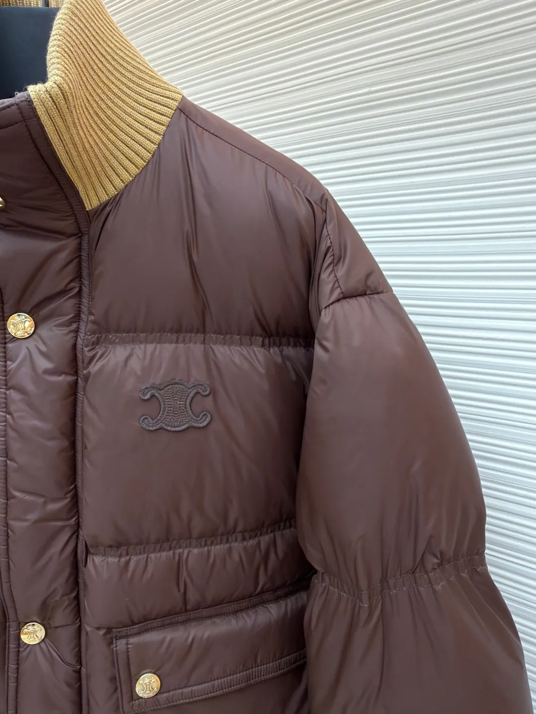 Celine long-sleeved down jacket [women's clothing] ●Original version: purchased and developed by 21416 ●Item number: 1681318-E20 ●Fabric: white duck down fabric ●Technology: mechanical down filling ●Color: brown ●Version: fitted version ●Weight: about 810 grams ●Size: 36-38-40 ●Description: The outer fabric is made of 100% nylon (nylon). Its high-density structure achieves excellent windproof effect. It also has strong wear resistance and wrinkle resistance. It is scratch-free for daily wear and can be easily taken care of. The inner lining is made of 100% polyamide and has a smooth texture, further improving wearing comfort and freedom of movement. The body features TRIOMPHE's signature patches, crafted with high-density foam padding and embroidery. Each embroidery trace is precise and neat, and the back is lined and hemmed to ensure neatness inside and outside, the stitches are even and fine, the three-dimensional relief texture lasts as new, and the extraordinary creative spirit is demonstrated in every detail. The lining is fully hemmed, and the seams are flat and smooth, eliminating friction. Quilted thread encryption technology is implemented in key parts to effectively prevent the down from shifting and ensure that it maintains a uniform and fluffy shape for long-term wear. It is equipped with 2 convenient patch pockets and 7 customized TRIOMPHE snap buttons. Each snap button is firmly stitched and opens and closes smoothly, taking into account practical functions and exquisite aesthetics. The ribbed wool turtleneck is woven with fine wool and has moderate elasticity. It can closely fit the curve of the neck to achieve windproof and warm insulation without leaving any gaps. It is gentle on sensitive skin and is made of high-quality white duck down. It has high down content and excellent fluffiness. It is filled with a scientific ratio of duck down and polyester fiber, and combines the efficient temperature-locking properties of duck down with the long-lasting support of polyester fiber to create a lightweight, non-sense yet warm and reliable thermal insulation system, making it easier to keep out the cold. The overall wiring is straight and delicate, the fabric is comfortable and soft, and the color is consistent without color difference. It can be matched with the same style to create a fashionable look and control various occasions. Customized accessories, complete with three standards, same style for men and women!