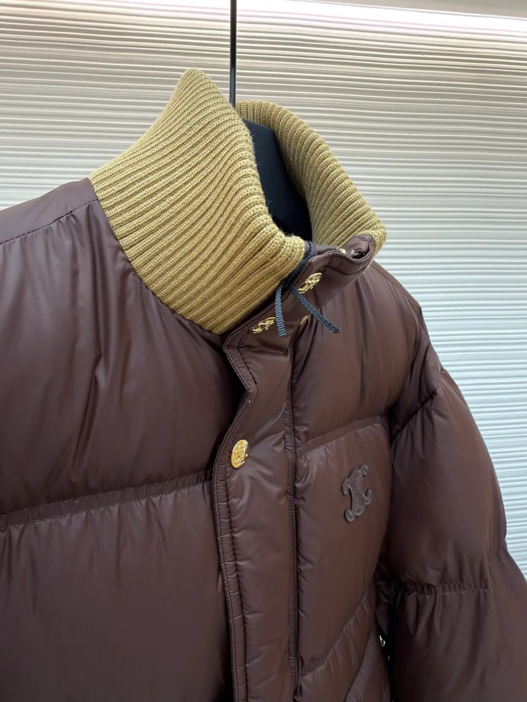 Celine long-sleeved down jacket [women's clothing] ●Original version: purchased and developed by 21416 ●Item number: 1681318-E20 ●Fabric: white duck down fabric ●Technology: mechanical down filling ●Color: brown ●Version: fitted version ●Weight: about 810 grams ●Size: 36-38-40 ●Description: The outer fabric is made of 100% nylon (nylon). Its high-density structure achieves excellent windproof effect. It also has strong wear resistance and wrinkle resistance. It is scratch-free for daily wear and can be easily taken care of. The inner lining is made of 100% polyamide and has a smooth texture, further improving wearing comfort and freedom of movement. The body features TRIOMPHE's signature patches, crafted with high-density foam padding and embroidery. Each embroidery trace is precise and neat, and the back is lined and hemmed to ensure neatness inside and outside, the stitches are even and fine, the three-dimensional relief texture lasts as new, and the extraordinary creative spirit is demonstrated in every detail. The lining is fully hemmed, and the seams are flat and smooth, eliminating friction. Quilted thread encryption technology is implemented in key parts to effectively prevent the down from shifting and ensure that it maintains a uniform and fluffy shape for long-term wear. It is equipped with 2 convenient patch pockets and 7 customized TRIOMPHE snap buttons. Each snap button is firmly stitched and opens and closes smoothly, taking into account practical functions and exquisite aesthetics. The ribbed wool turtleneck is woven with fine wool and has moderate elasticity. It can closely fit the curve of the neck to achieve windproof and warm insulation without leaving any gaps. It is gentle on sensitive skin and is made of high-quality white duck down. It has high down content and excellent fluffiness. It is filled with a scientific ratio of duck down and polyester fiber, and combines the efficient temperature-locking properties of duck down with the long-lasting support of polyester fiber to create a lightweight, non-sense yet warm and reliable thermal insulation system, making it easier to keep out the cold. The overall wiring is straight and delicate, the fabric is comfortable and soft, and the color is consistent without color difference. It can be matched with the same style to create a fashionable look and control various occasions. Customized accessories, complete with three standards, same style for men and women!