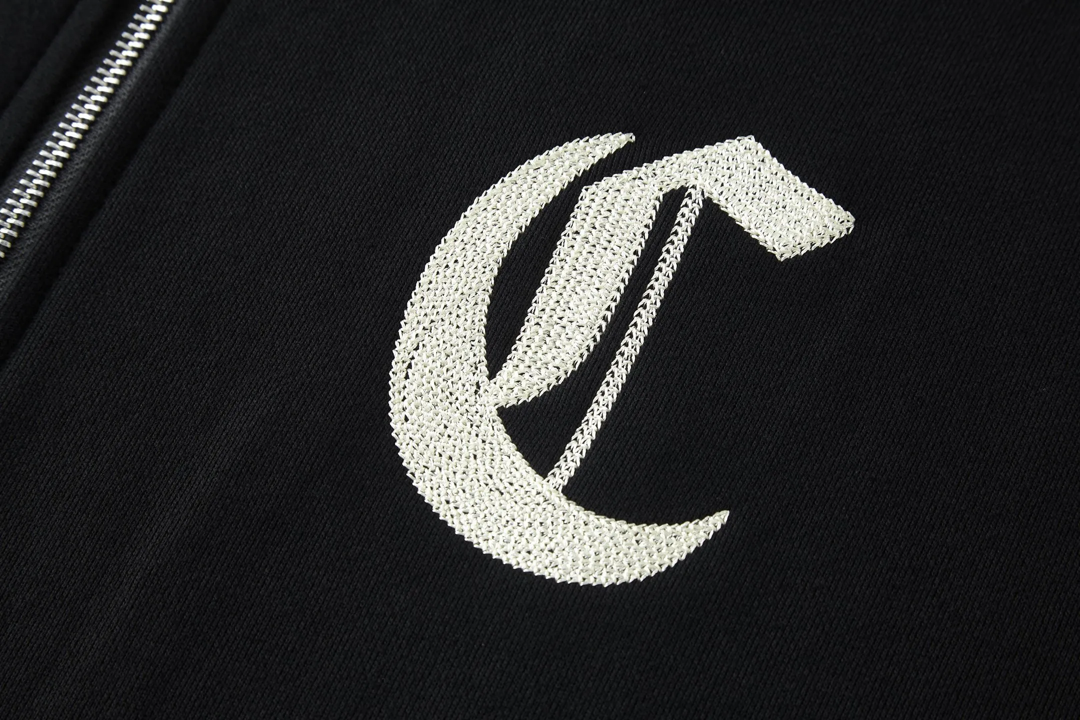 🅿️560 [Exclusive supply] Celine inscription embroidered hooded zipper jacket. The fabric is made of 420g terry fabric with a slight fleece process. This style is made of long yarn double-ply custom-woven pure cotton. The thread is matched with 2*2 double yarn 460g matching thread. It adopts 3D tami plane embroidery. This embroidery uses imported Tajima machine and fixed dyeing and weaving embroidery thread. The number of stitches in garment embroidery is as high as 36,000. Every detail is identical to the original. The zipper uses an electroplated bright silver slider, engraved with the CELINE logo, and the pull teeth are European style for smoother use. The rope is custom cut to size 1.3. Comes with electroplated engraved tailclip. The hoodie has electroplated lettering on the eyelets. All accessories bear the original logo. Size:S-M-L-XL