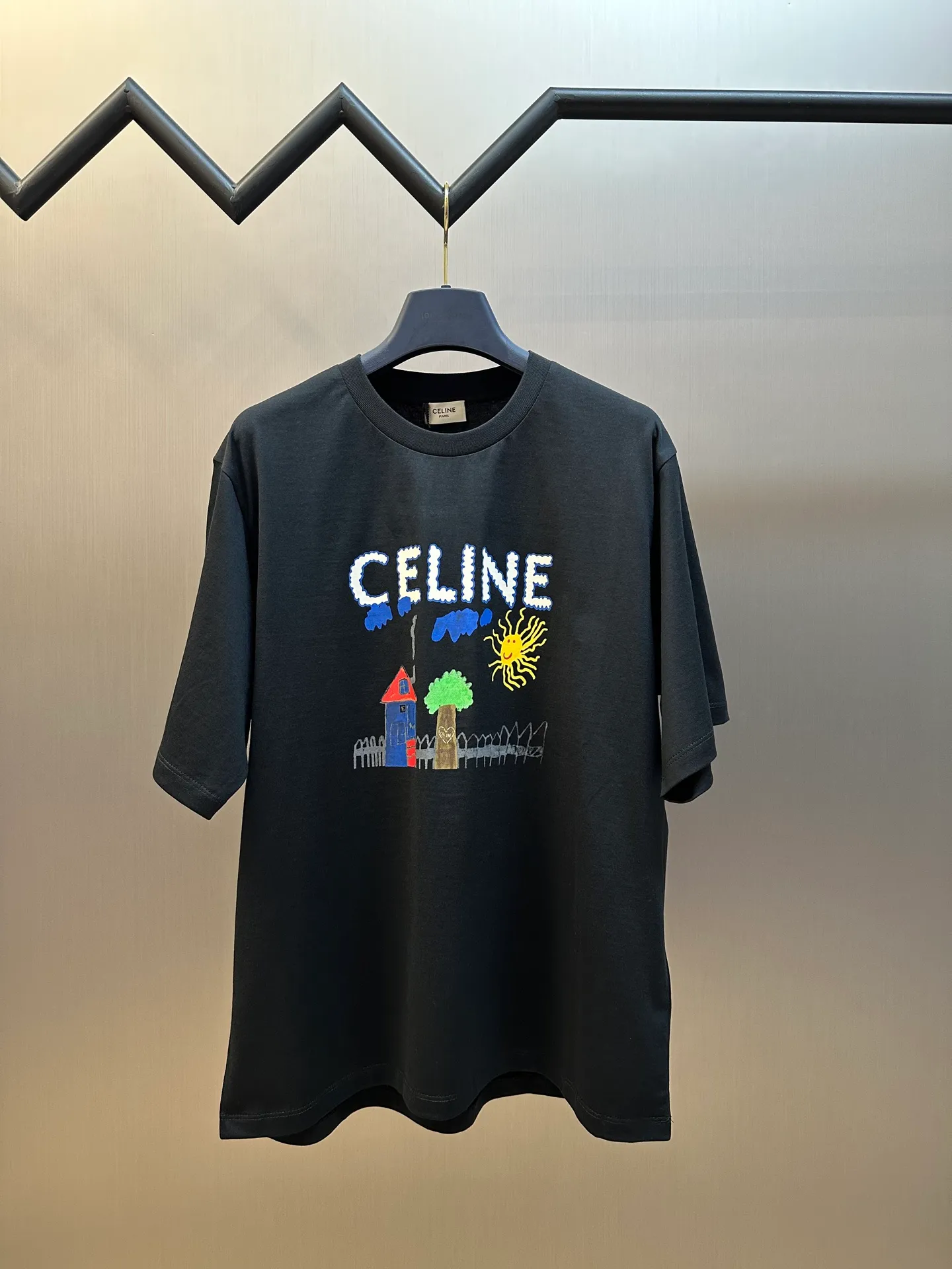 🅿️260 Celine childlike painting printed round neck short sleeves. Specific mercerized long-staple cotton fabric, made of 50S double-strand mercerized cotton, weight 165g; with 32S 1×1 tensioner thread, 300g. The finer the yarn and the higher the count, the softer, smoother and finer the resulting fabric is usually. Two yarns are used and twisted together. Doing so can enhance the strength and durability of the fabric and give it a fuller feel. Cotton fibers are treated with concentrated caustic soda solution to smooth the fiber surface and increase the gloss and softness of the fabric.  Childlike graffiti painting printing, according to the original color and the same color glue material, choose high-elastic stretch frame glue printing. It increases the elasticity of the printed area, and at the same time has strong penetration and color fastness, especially on cotton fabrics. The details of the printing are very well handled, with no burrs or traces of crossing the border. After technical processing of the printing screen, the slurry can penetrate into the fabric where there is a pattern. The permeability is strong and the fabric texture is clearly visible.  Dot paste printing technology is partially used. The distribution of dots is very dense, so the printed pattern has extremely high clarity and resolution. High-density dot paste printing technology is used to print various complex patterns and textures on clothing. Due to the special properties of the paste, the printed patterns have a certain degree of attraction, unique visual effects, and delicate touch.  Simple vertical round neck and short-sleeved version, the pattern is developed to create an extremely straight fit. The knitted material has certain stretchability, and the upper body will not be too tight. Round neck with ribbed splicing of the same color. The inner back collar is taped to effectively prevent the neckline from deforming after repeated wear and washing. The shoulder line is fitted, and the bottom hem and cuffs are trimmed with specially machined open-stitching.  size：xs s m l