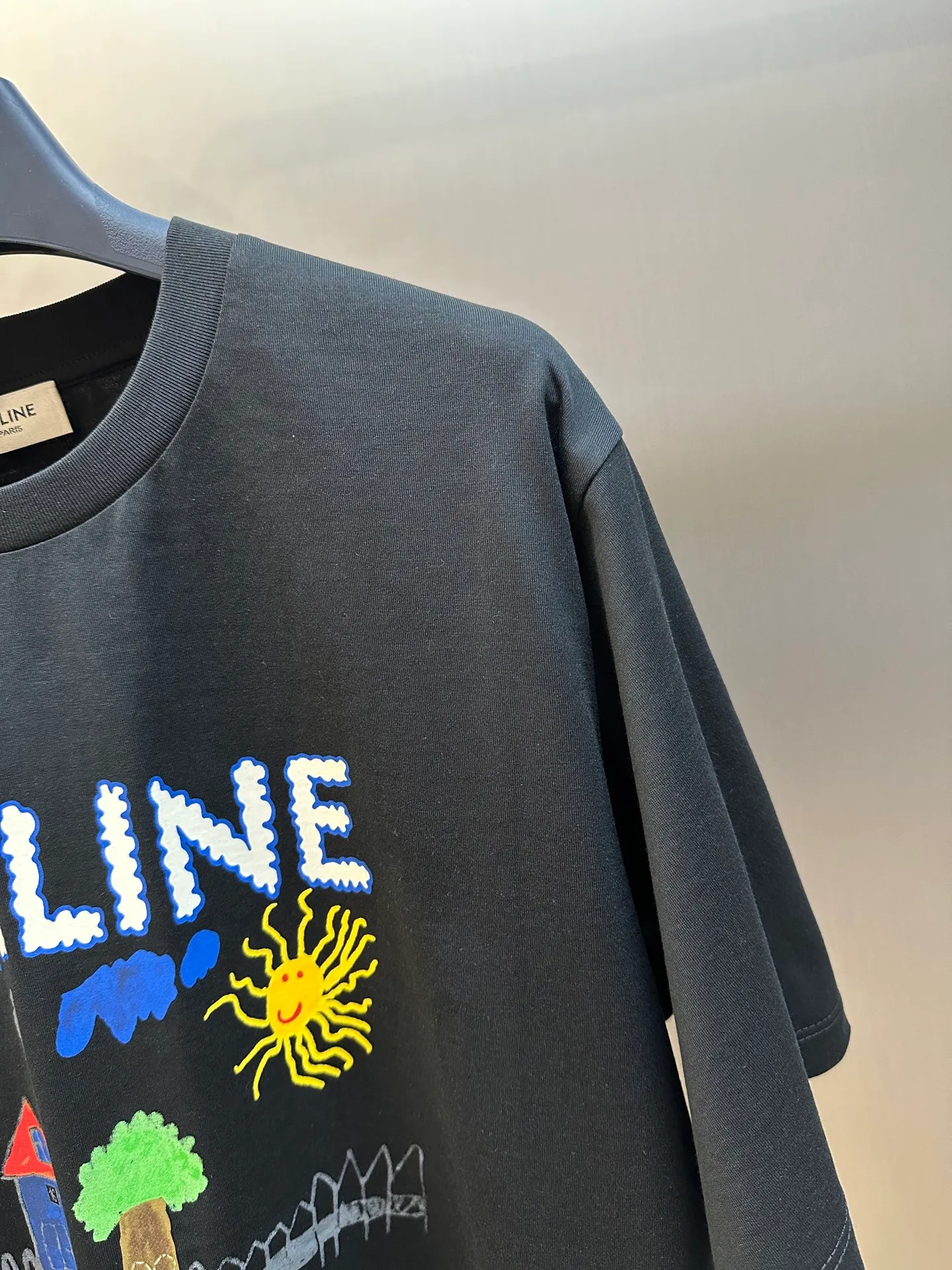 🅿️260 Celine childlike painting printed round neck short sleeves. Specific mercerized long-staple cotton fabric, made of 50S double-strand mercerized cotton, weight 165g; with 32S 1×1 tensioner thread, 300g. The finer the yarn and the higher the count, the softer, smoother and finer the resulting fabric is usually. Two yarns are used and twisted together. Doing so can enhance the strength and durability of the fabric and give it a fuller feel. Cotton fibers are treated with concentrated caustic soda solution to smooth the fiber surface and increase the gloss and softness of the fabric.  Childlike graffiti painting printing, according to the original color and the same color glue material, choose high-elastic stretch frame glue printing. It increases the elasticity of the printed area, and at the same time has strong penetration and color fastness, especially on cotton fabrics. The details of the printing are very well handled, with no burrs or traces of crossing the border. After technical processing of the printing screen, the slurry can penetrate into the fabric where there is a pattern. The permeability is strong and the fabric texture is clearly visible.  Dot paste printing technology is partially used. The distribution of dots is very dense, so the printed pattern has extremely high clarity and resolution. High-density dot paste printing technology is used to print various complex patterns and textures on clothing. Due to the special properties of the paste, the printed patterns have a certain degree of attraction, unique visual effects, and delicate touch.  Simple vertical round neck and short-sleeved version, the pattern is developed to create an extremely straight fit. The knitted material has certain stretchability, and the upper body will not be too tight. Round neck with ribbed splicing of the same color. The inner back collar is taped to effectively prevent the neckline from deforming after repeated wear and washing. The shoulder line is fitted, and the bottom hem and cuffs are trimmed with specially machined open-stitching.  size：xs s m l