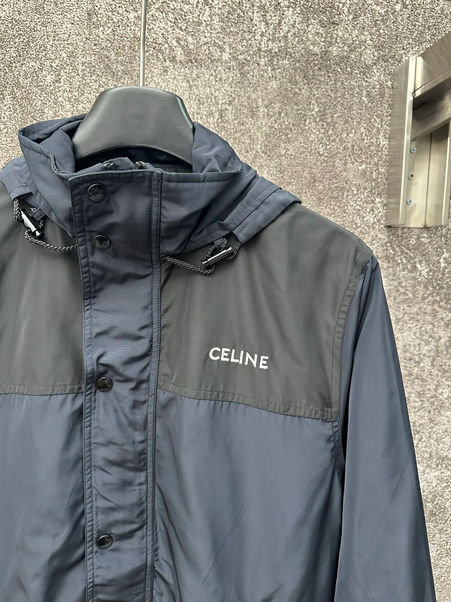 🅿️600 CELINE embroidered windbreaker Fabric selection: Oxford fabric made of 100% polyester fiber. The fiber properties have good toughness, and the lattice-like weave structure of Oxford cloth makes the fabric structure tight, very resistant to pulling and abrasion, and at the same time it has certain water-repellent properties. The density of polyester fiber itself is not high. While providing high strength, it maintains a relatively light weight and is easy to wear.  Technology: The computer embroidery machine is set to extremely high stitch density, and the fabric and backing are tightly fixed on the frame of the embroidery machine with even and just the right tension. The double-axis linear guide drives the embroidery frame, and the frame moving accuracy can reach 0.01mm/P, ensuring precise positioning and the embroidery pattern completely covering the base fabric.  The zipper and 6 snap-buttons engraved with CELINE provide double protection. Accessories: One-to-one customized snap-buttons, One-to-one customized elastic buckles, One-to-one customized zipper pullers, SIZE: 46 48 50 52