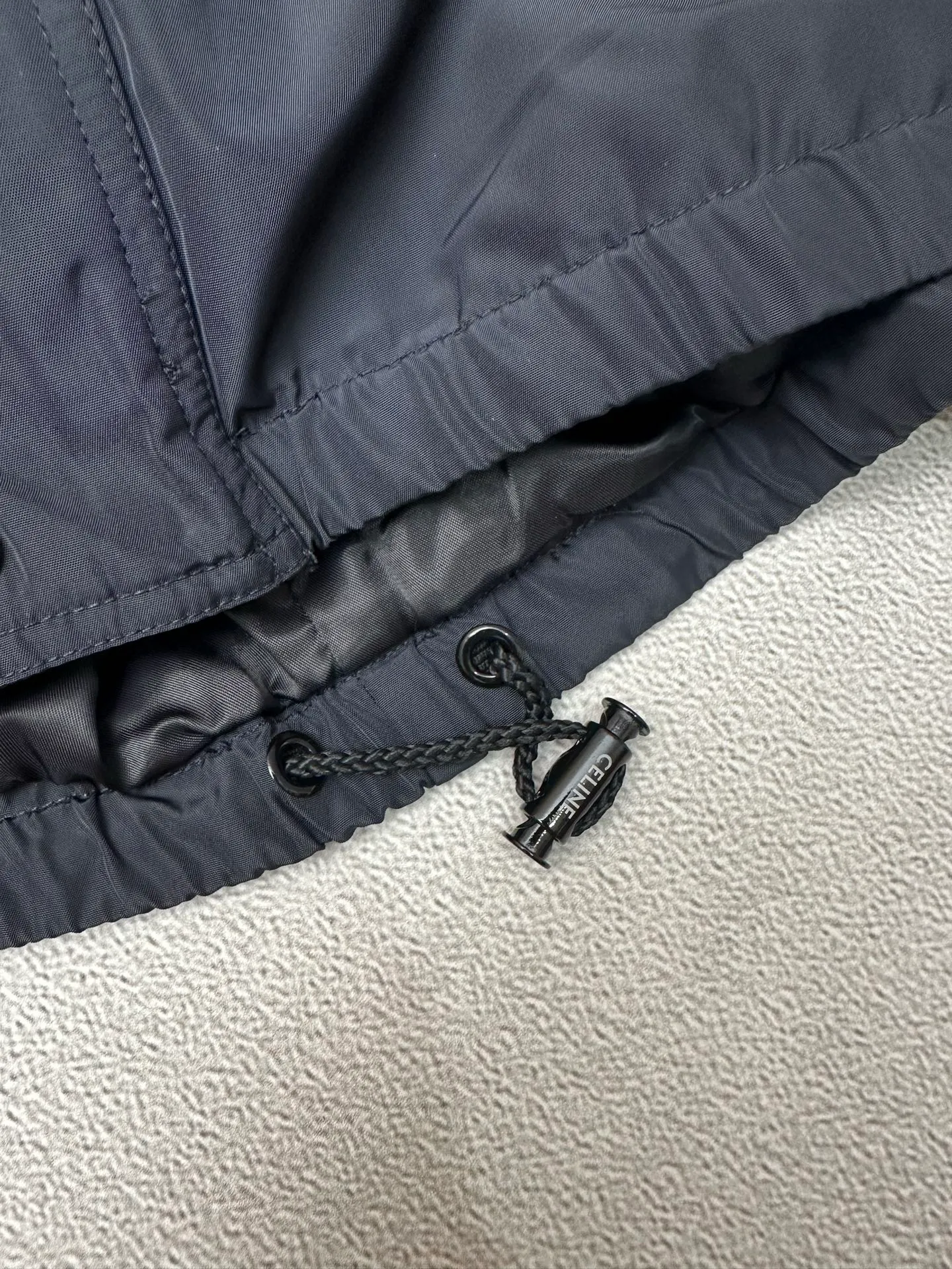 🅿️600 CELINE embroidered windbreaker Fabric selection: Oxford fabric made of 100% polyester fiber. The fiber properties have good toughness, and the lattice-like weave structure of Oxford cloth makes the fabric structure tight, very resistant to pulling and abrasion, and at the same time it has certain water-repellent properties. The density of polyester fiber itself is not high. While providing high strength, it maintains a relatively light weight and is easy to wear.  Technology: The computer embroidery machine is set to extremely high stitch density, and the fabric and backing are tightly fixed on the frame of the embroidery machine with even and just the right tension. The double-axis linear guide drives the embroidery frame, and the frame moving accuracy can reach 0.01mm/P, ensuring precise positioning and the embroidery pattern completely covering the base fabric.  The zipper and 6 snap-buttons engraved with CELINE provide double protection. Accessories: One-to-one customized snap-buttons, One-to-one customized elastic buckles, One-to-one customized zipper pullers, SIZE: 46 48 50 52