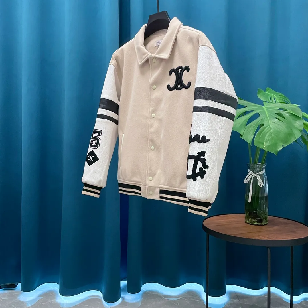 🅿️440 Celine➡️Celine runway style baseball jacket. I ordered the original model and took a month to finally ship it. I love it so much. The upper body is really cool. A Douyin blogger said that this year's new jacket will become a future trend. If you look through street photos, you will find that celebrities regard it as a collectible jacket, a must-have item for men and women who want light luxury for commuting. Developing the highest version on the entire network, it took 1 month to customize and the cost was extremely high. The German imported flat-machine made custom-woven wool jacquard threads, using the first layer of imported lambskin. The pleated texture is unparalleled. It is hand-cut and meticulously crafted. The stitching position is very technical. Whether the whole garment is good or not depends on this position. Top-notch workmanship and details can stand the test. A full set of customized accessories, the letters are clear and perfectly restored without any difference. High-end atmosphere and full grade! The entire dress is exclusively customized with heavy craftsmanship. The towel patch embroidery is perfectly combined with craft embroidery and precise stitching! Absolute craftsmanship quality! Size: M L XL XXL