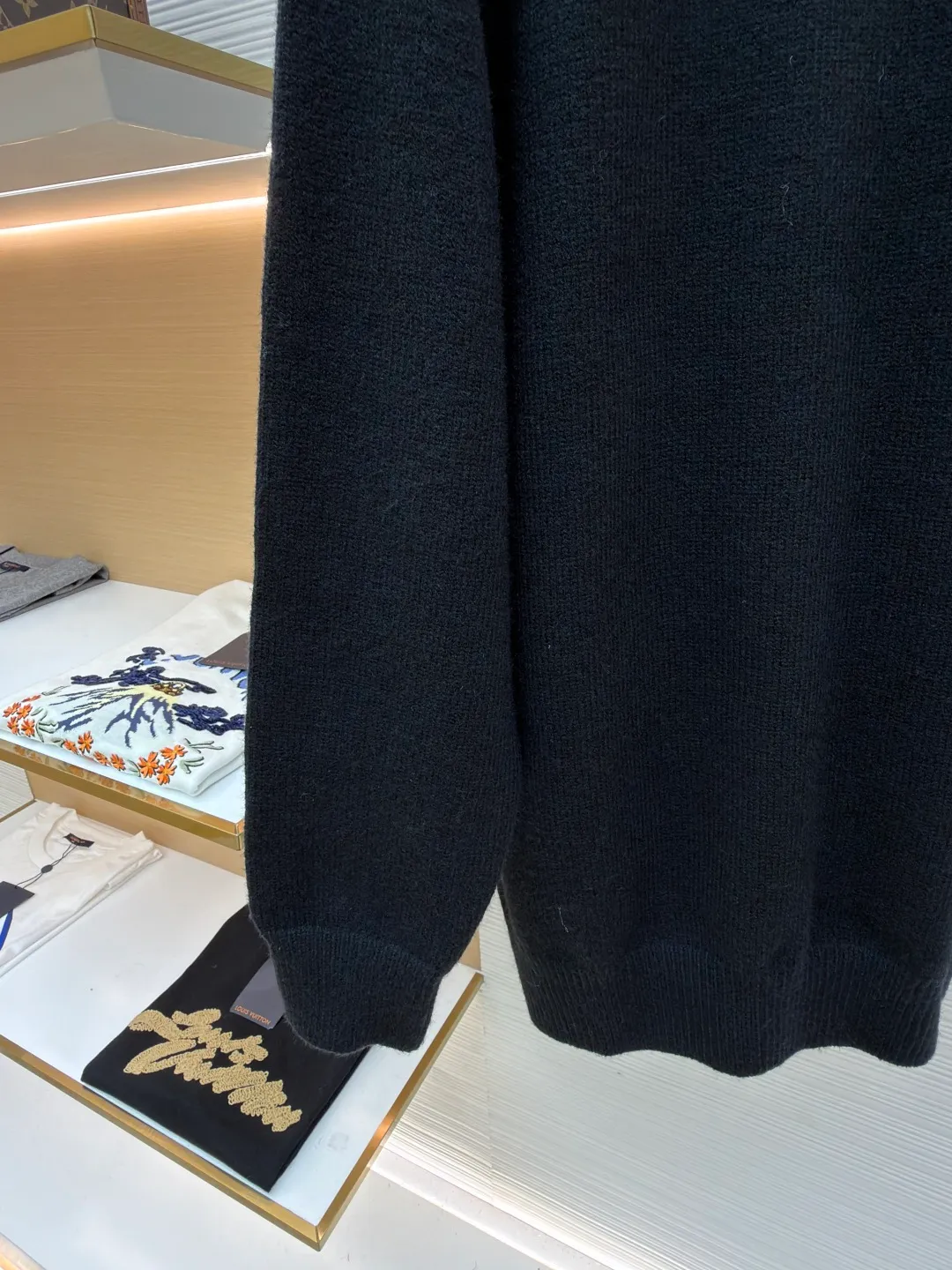 Celine Arc de Triomphe embroidered logo sweater ●Original version: 9900 purchase and development ●Item number: 1681303-A45 ●Fabric: wool blended fabric ●Technology: 3D embroidery production ●Color: black ●Version: fitted version ●Weight: about 680 grams ●Size: S-M-L-XL ●Description: Made of 35% wool, 15% cashmere, 50% cotton yarn. This fabric is soft and has a three-dimensional shape that won't change shape after being worn for a long time. The embroidery uses 3D three-dimensional embroidery, and the chest is embellished with the Arc de Triomphe embroidered logo. This style is machine-knitted with 7 needles, and the high-density thick stitching ensures warmth. Later process: washing and color fixation - fixed version - wool impurities. The overall wiring is straight and delicate, the fabric is comfortable and soft, and the color is consistent without color difference. It can be matched with the same style to create a fashionable look and control various occasions. Customized accessories, complete with three standards, same style for men and women!