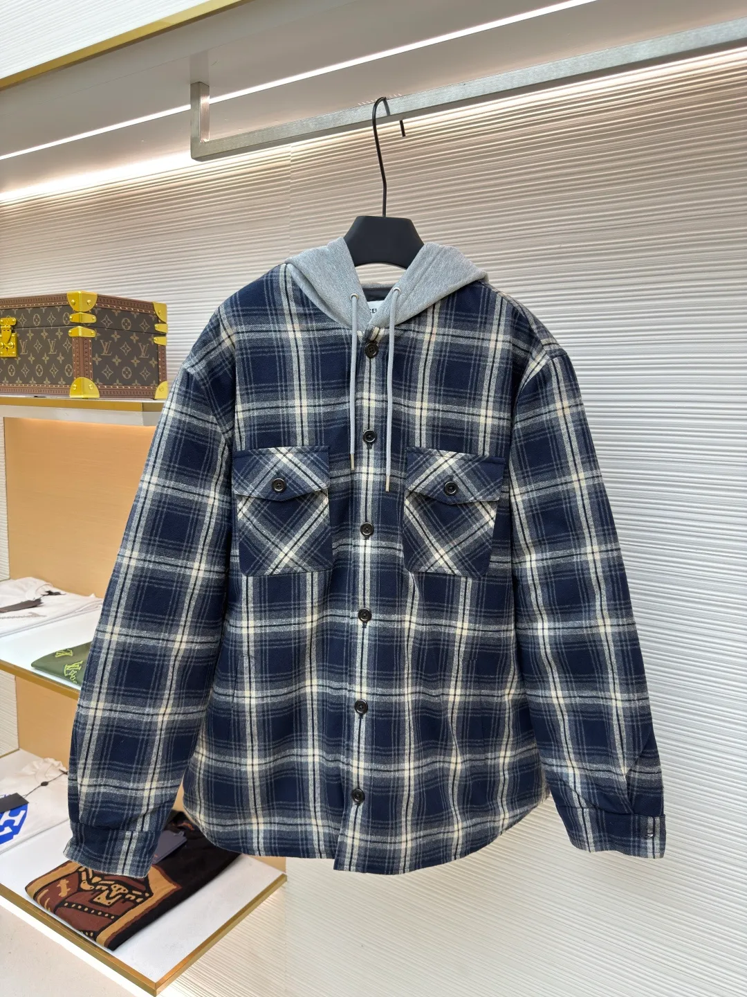 Celine plaid cashmere jacket ●Original version: Purchased and developed by 7664 ●Item number: 1680748-C45 ●Fabric: Cashmere fabric ●Technology: Positioning cutting machine ●Version: Fitted version ●Weight: about 930 grams ●Size: 46-48-50-52 ●Description: Fabric material: Made of high-quality cashmere fabric, cashmere is famous for its softness, warmth and lightness, providing the wearer with excellent comfort and thermal performance. The unique hooded element is both practical and beautiful, providing the wearer with extra warmth while also adding to the overall sense of layering. As a classic element, the combination of plaid and cashmere fabric makes the entire garment visually richer and more layered. The navy blue color makes the whole piece of clothing more youthful, fashionable and high-end. According to Celine's consistent design concept, this jacket-style shirt has a crisp silhouette and a well-fitting cut, which can well modify the body lines and show the wearer's elegance. The overall wiring is straight and delicate, the fabric is comfortable and soft, and the color is consistent without color difference. It can be matched with the same style to create a fashionable look and control various occasions. Customized accessories, complete with three standards, same style for men and women!