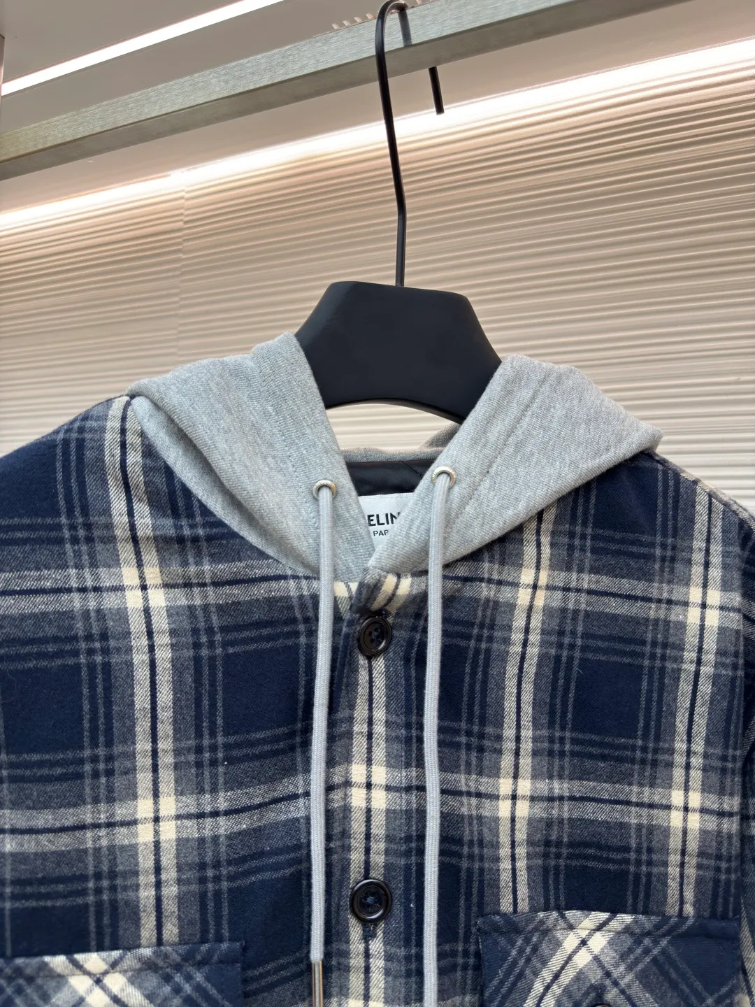 Celine plaid cashmere jacket ●Original version: Purchased and developed by 7664 ●Item number: 1680748-C45 ●Fabric: Cashmere fabric ●Technology: Positioning cutting machine ●Version: Fitted version ●Weight: about 930 grams ●Size: 46-48-50-52 ●Description: Fabric material: Made of high-quality cashmere fabric, cashmere is famous for its softness, warmth and lightness, providing the wearer with excellent comfort and thermal performance. The unique hooded element is both practical and beautiful, providing the wearer with extra warmth while also adding to the overall sense of layering. As a classic element, the combination of plaid and cashmere fabric makes the entire garment visually richer and more layered. The navy blue color makes the whole piece of clothing more youthful, fashionable and high-end. According to Celine's consistent design concept, this jacket-style shirt has a crisp silhouette and a well-fitting cut, which can well modify the body lines and show the wearer's elegance. The overall wiring is straight and delicate, the fabric is comfortable and soft, and the color is consistent without color difference. It can be matched with the same style to create a fashionable look and control various occasions. Customized accessories, complete with three standards, same style for men and women!