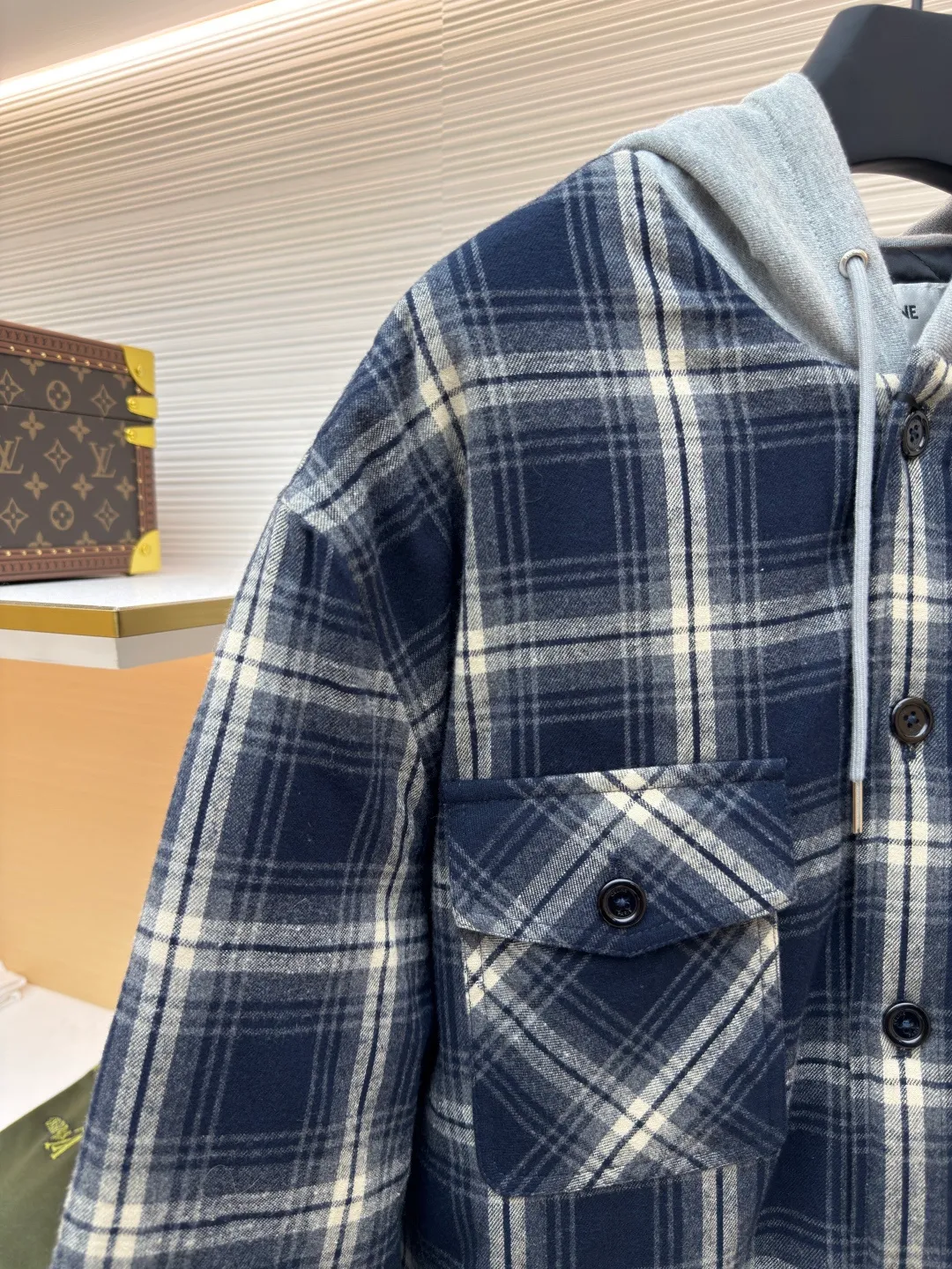 Celine plaid cashmere jacket ●Original version: Purchased and developed by 7664 ●Item number: 1680748-C45 ●Fabric: Cashmere fabric ●Technology: Positioning cutting machine ●Version: Fitted version ●Weight: about 930 grams ●Size: 46-48-50-52 ●Description: Fabric material: Made of high-quality cashmere fabric, cashmere is famous for its softness, warmth and lightness, providing the wearer with excellent comfort and thermal performance. The unique hooded element is both practical and beautiful, providing the wearer with extra warmth while also adding to the overall sense of layering. As a classic element, the combination of plaid and cashmere fabric makes the entire garment visually richer and more layered. The navy blue color makes the whole piece of clothing more youthful, fashionable and high-end. According to Celine's consistent design concept, this jacket-style shirt has a crisp silhouette and a well-fitting cut, which can well modify the body lines and show the wearer's elegance. The overall wiring is straight and delicate, the fabric is comfortable and soft, and the color is consistent without color difference. It can be matched with the same style to create a fashionable look and control various occasions. Customized accessories, complete with three standards, same style for men and women!