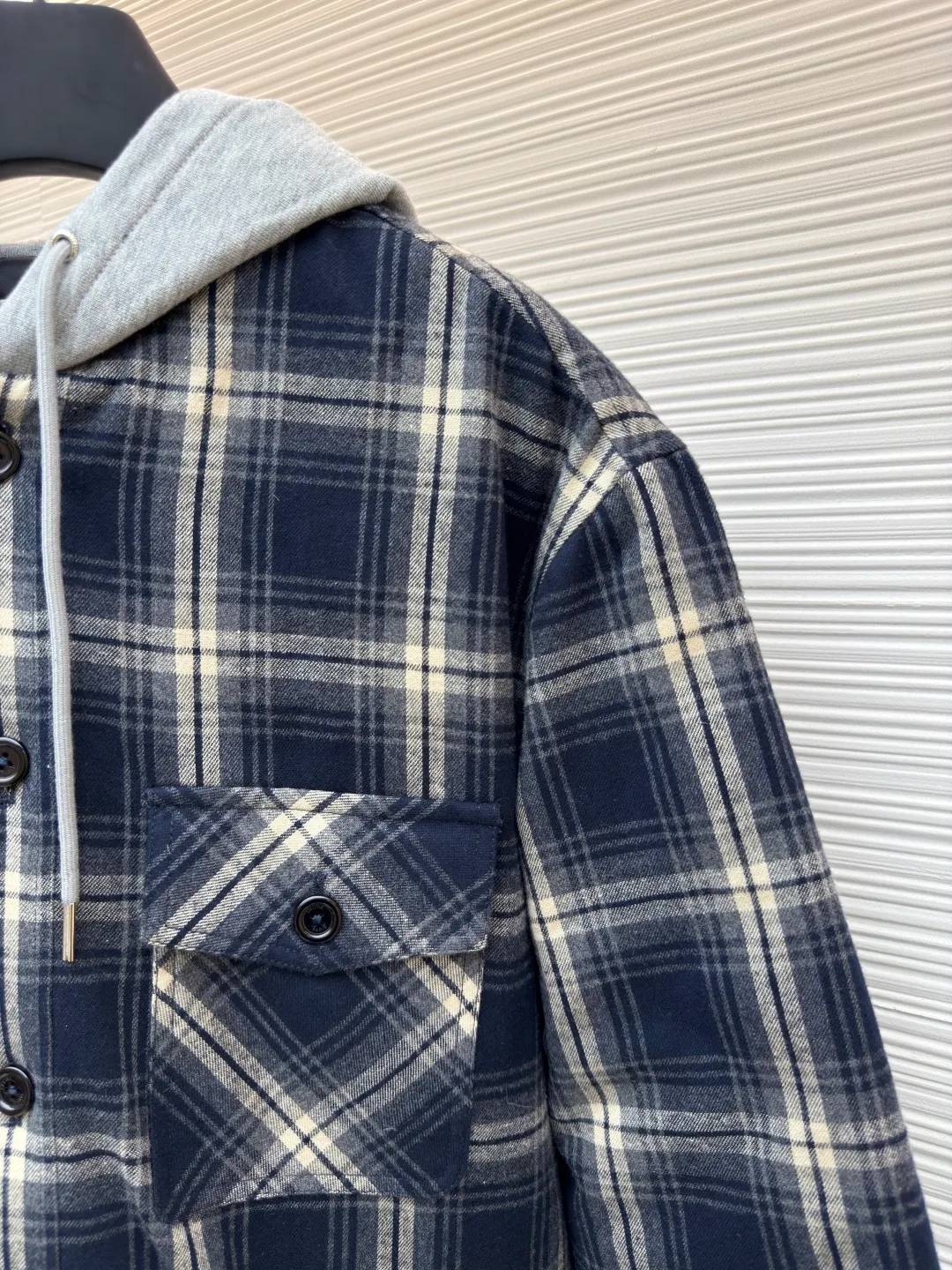 Celine plaid cashmere jacket ●Original version: Purchased and developed by 7664 ●Item number: 1680748-C45 ●Fabric: Cashmere fabric ●Technology: Positioning cutting machine ●Version: Fitted version ●Weight: about 930 grams ●Size: 46-48-50-52 ●Description: Fabric material: Made of high-quality cashmere fabric, cashmere is famous for its softness, warmth and lightness, providing the wearer with excellent comfort and thermal performance. The unique hooded element is both practical and beautiful, providing the wearer with extra warmth while also adding to the overall sense of layering. As a classic element, the combination of plaid and cashmere fabric makes the entire garment visually richer and more layered. The navy blue color makes the whole piece of clothing more youthful, fashionable and high-end. According to Celine's consistent design concept, this jacket-style shirt has a crisp silhouette and a well-fitting cut, which can well modify the body lines and show the wearer's elegance. The overall wiring is straight and delicate, the fabric is comfortable and soft, and the color is consistent without color difference. It can be matched with the same style to create a fashionable look and control various occasions. Customized accessories, complete with three standards, same style for men and women!