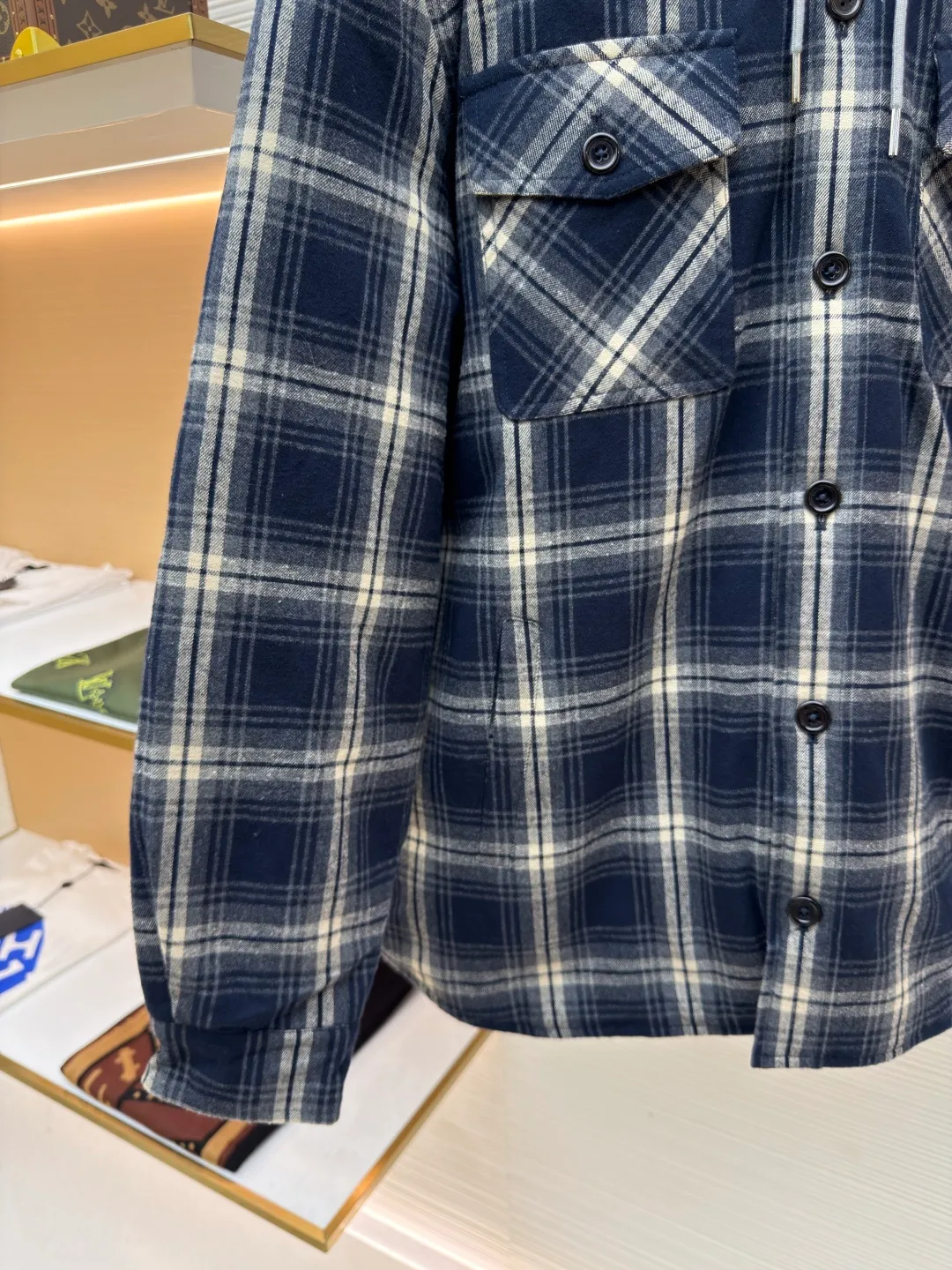Celine plaid cashmere jacket ●Original version: Purchased and developed by 7664 ●Item number: 1680748-C45 ●Fabric: Cashmere fabric ●Technology: Positioning cutting machine ●Version: Fitted version ●Weight: about 930 grams ●Size: 46-48-50-52 ●Description: Fabric material: Made of high-quality cashmere fabric, cashmere is famous for its softness, warmth and lightness, providing the wearer with excellent comfort and thermal performance. The unique hooded element is both practical and beautiful, providing the wearer with extra warmth while also adding to the overall sense of layering. As a classic element, the combination of plaid and cashmere fabric makes the entire garment visually richer and more layered. The navy blue color makes the whole piece of clothing more youthful, fashionable and high-end. According to Celine's consistent design concept, this jacket-style shirt has a crisp silhouette and a well-fitting cut, which can well modify the body lines and show the wearer's elegance. The overall wiring is straight and delicate, the fabric is comfortable and soft, and the color is consistent without color difference. It can be matched with the same style to create a fashionable look and control various occasions. Customized accessories, complete with three standards, same style for men and women!