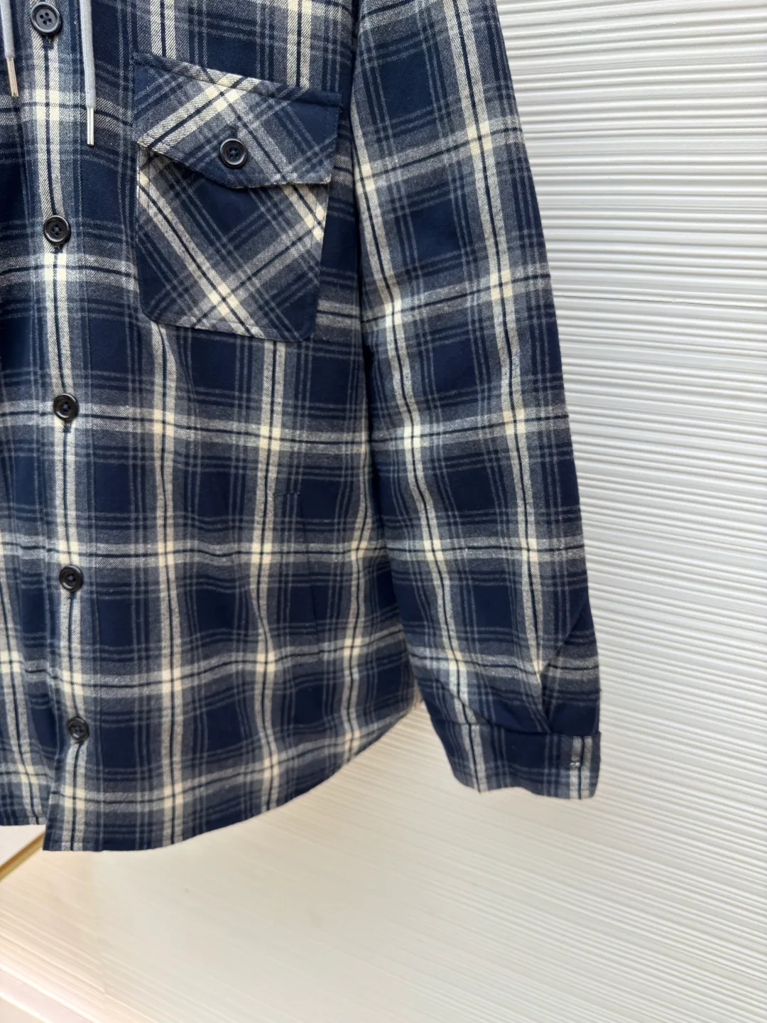 Celine plaid cashmere jacket ●Original version: Purchased and developed by 7664 ●Item number: 1680748-C45 ●Fabric: Cashmere fabric ●Technology: Positioning cutting machine ●Version: Fitted version ●Weight: about 930 grams ●Size: 46-48-50-52 ●Description: Fabric material: Made of high-quality cashmere fabric, cashmere is famous for its softness, warmth and lightness, providing the wearer with excellent comfort and thermal performance. The unique hooded element is both practical and beautiful, providing the wearer with extra warmth while also adding to the overall sense of layering. As a classic element, the combination of plaid and cashmere fabric makes the entire garment visually richer and more layered. The navy blue color makes the whole piece of clothing more youthful, fashionable and high-end. According to Celine's consistent design concept, this jacket-style shirt has a crisp silhouette and a well-fitting cut, which can well modify the body lines and show the wearer's elegance. The overall wiring is straight and delicate, the fabric is comfortable and soft, and the color is consistent without color difference. It can be matched with the same style to create a fashionable look and control various occasions. Customized accessories, complete with three standards, same style for men and women!