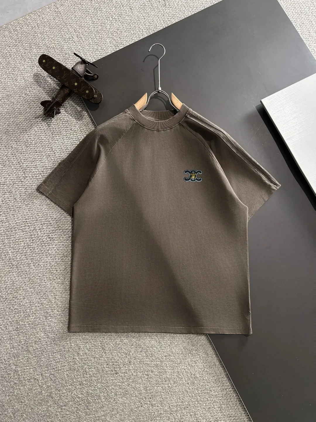 🅿️270 shipped next day. High quality Celine/Celine 2025 spring and summer new men's batik washed short-sleeved T-shirt. Made of combed heavy weight washed double yarn fabric. The high-strength fabric feels full of weight when weighed. The upper body is also more textured than ordinary T-shirts and is not easy to deform. This texture can cope with the weather. It is sweat-absorbent and breathable, suitable for both hot and cold! Perfectly produced with reference to the original stitch and stitch! Loose fit design, looks noble. Sizes: S to XXL